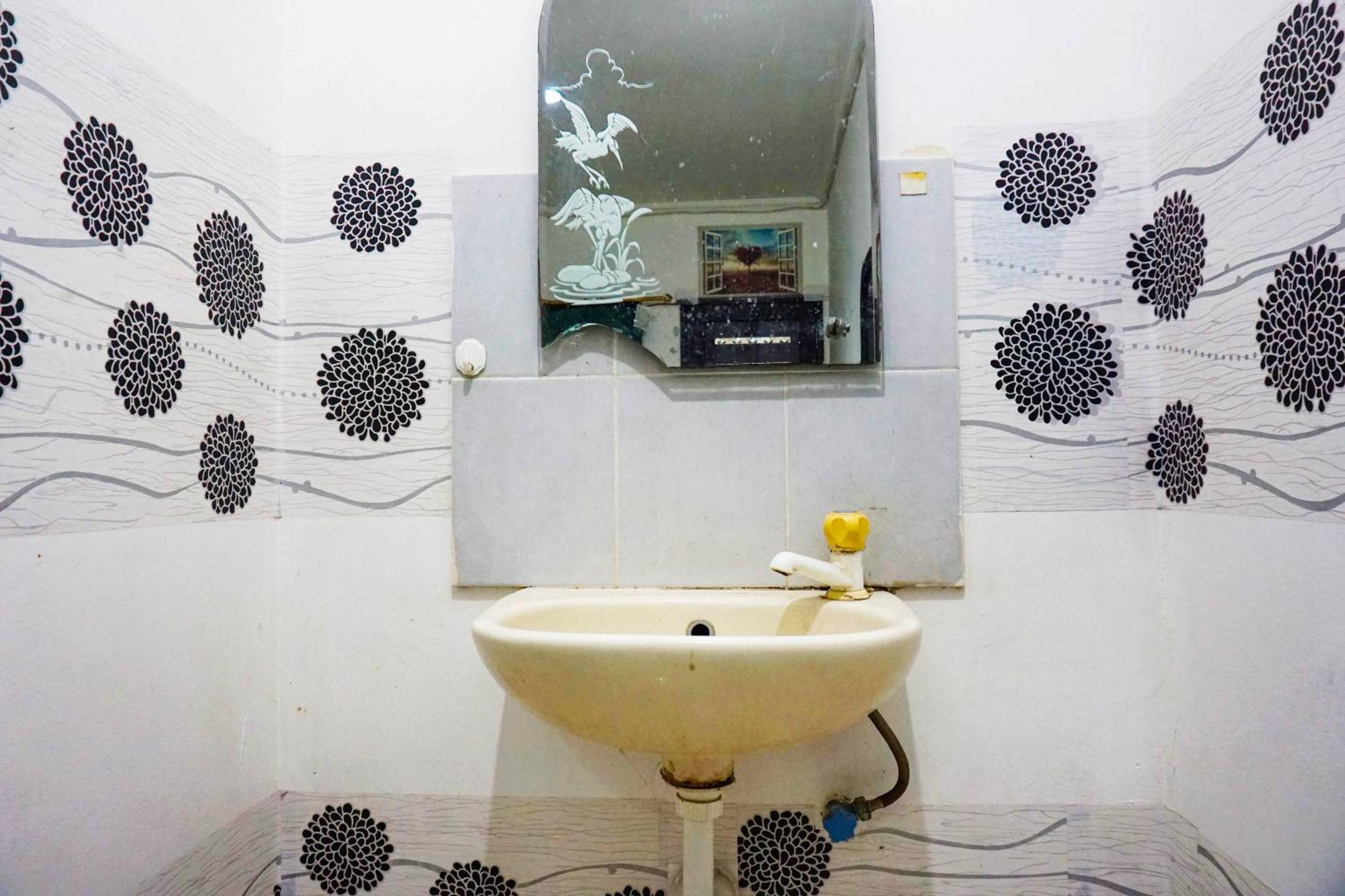 Standard King Room - Photo 17