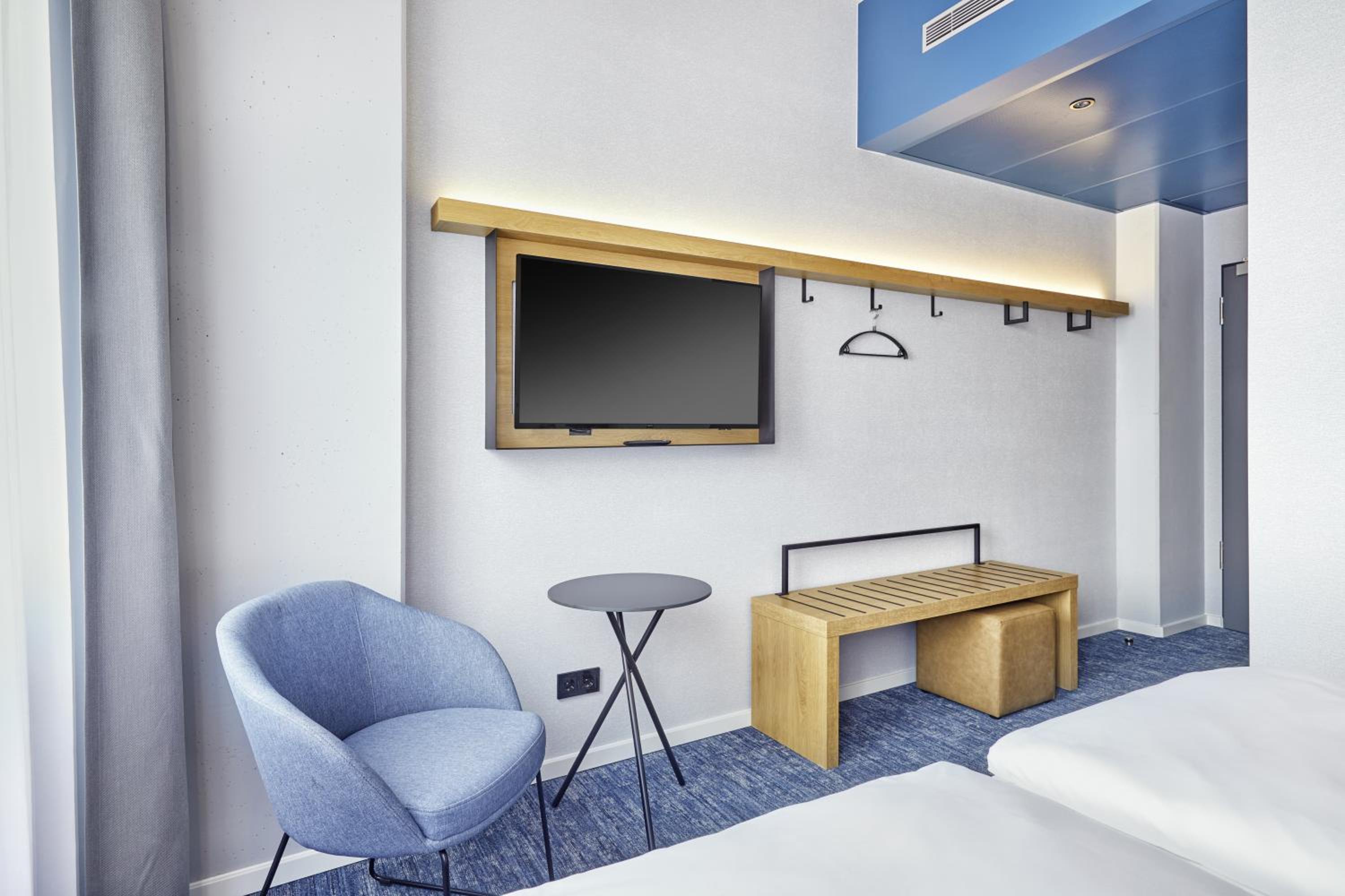 Quadruple Room thumbnail 5