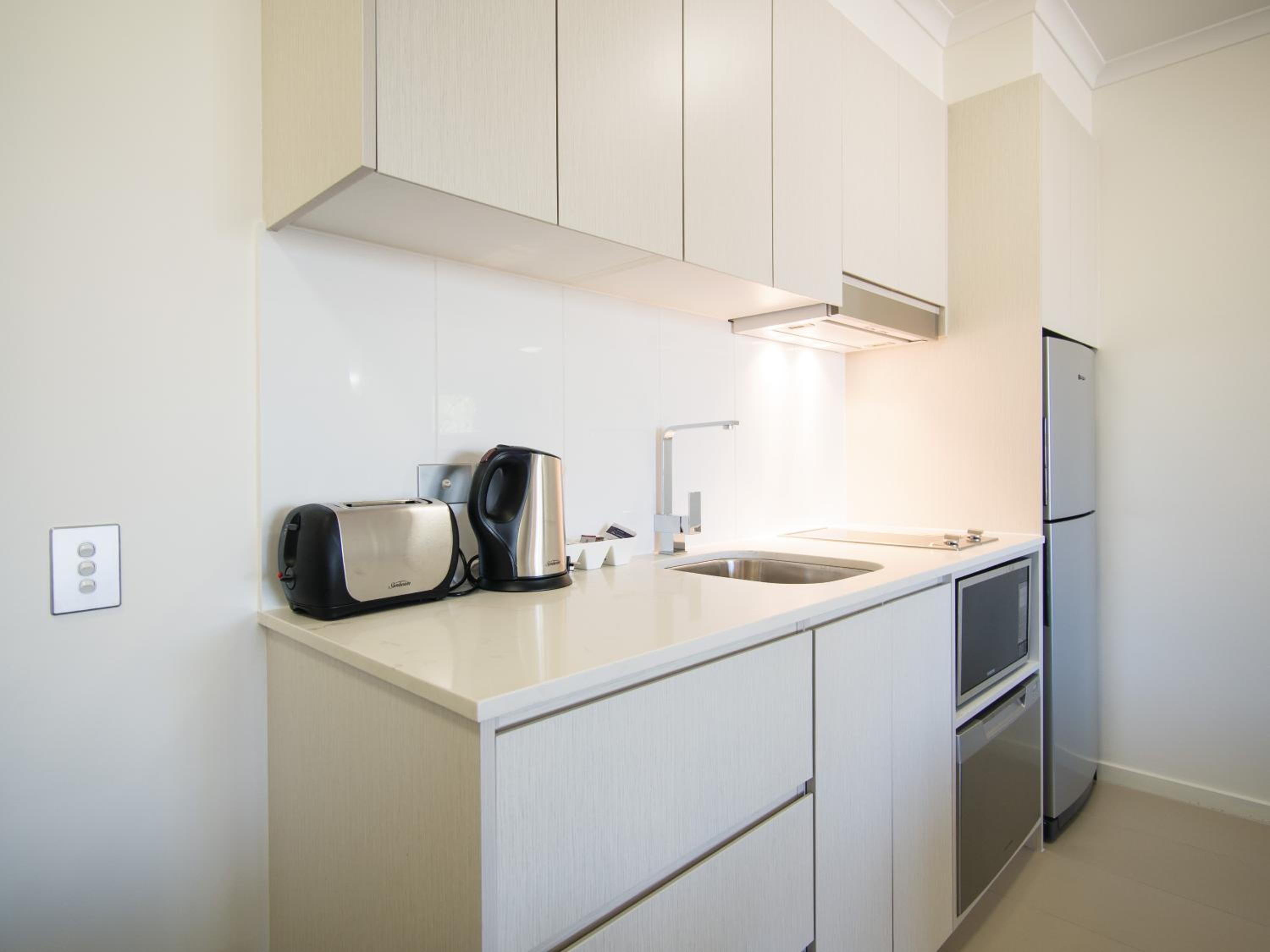 Executive One-Bedroom Apartment - Photo 5