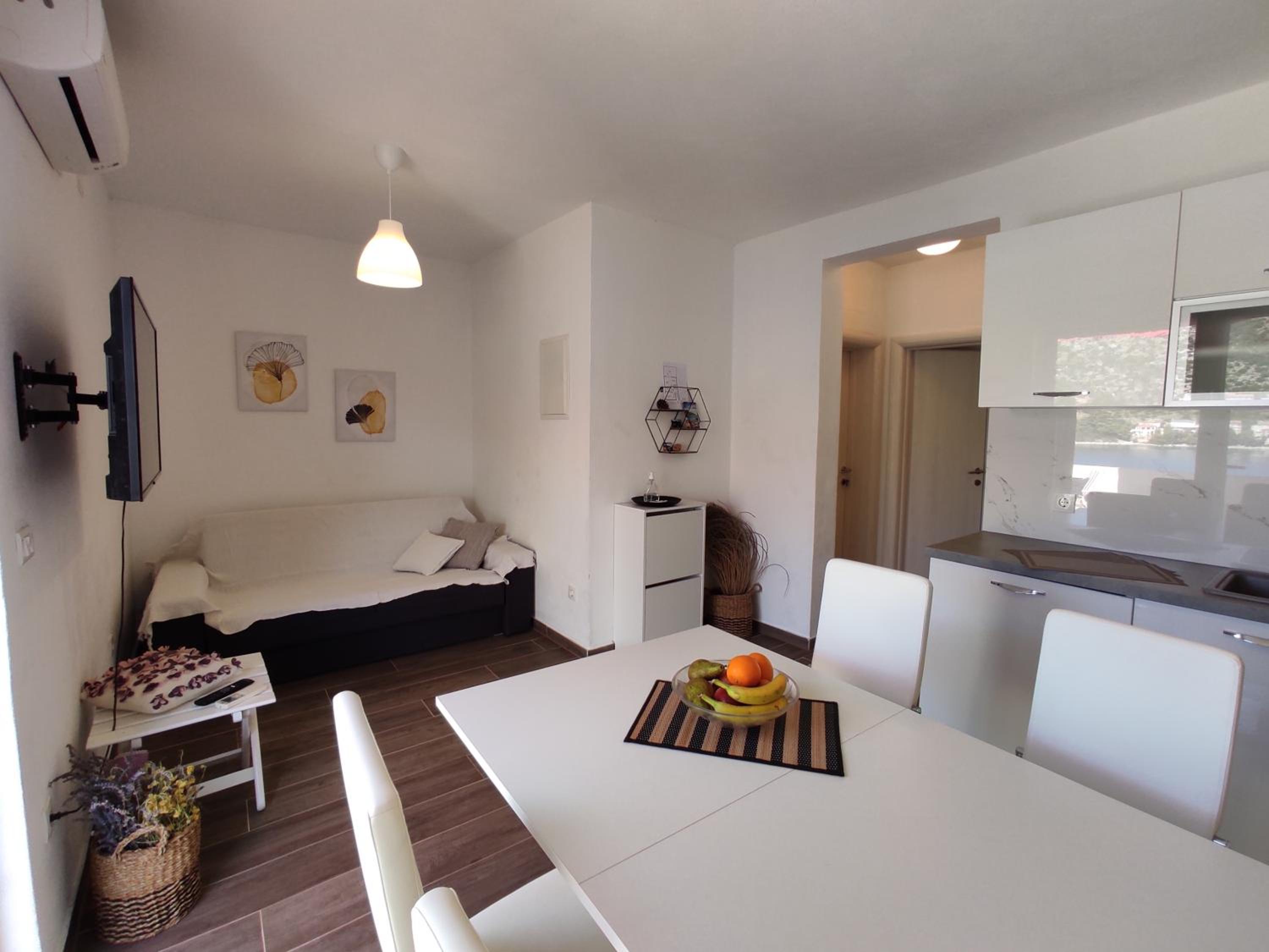 One-Bedroom Apartment photo 1