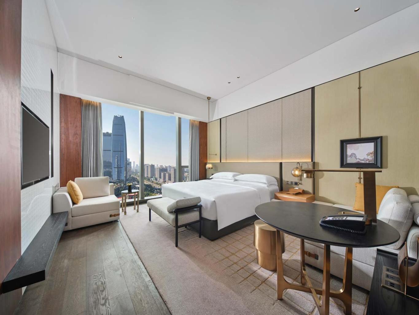 Classic Club Room, 1 King Bed - Photo 3