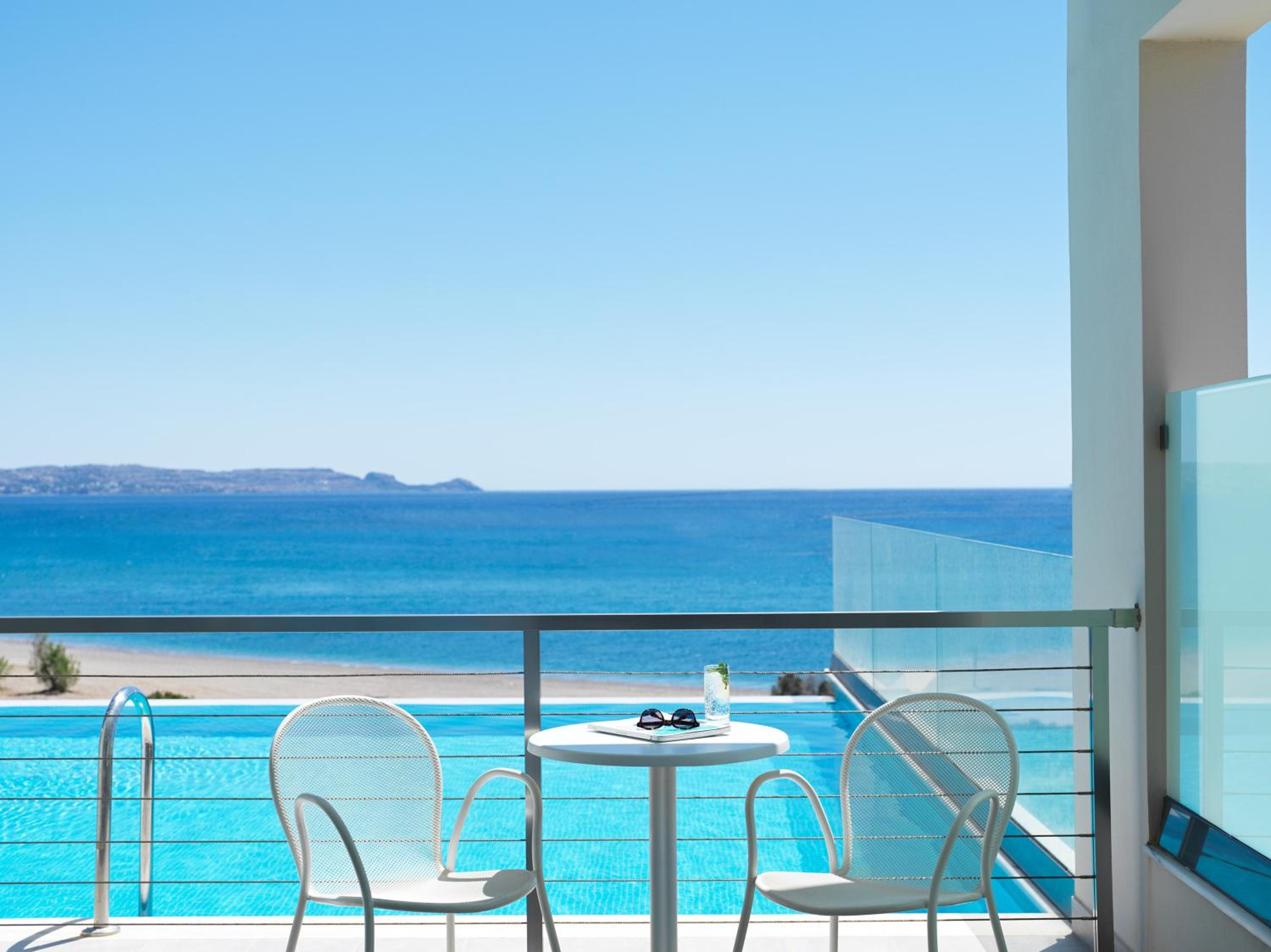 Executive Family Room with Sharing Pool and Sea View - Photo 4