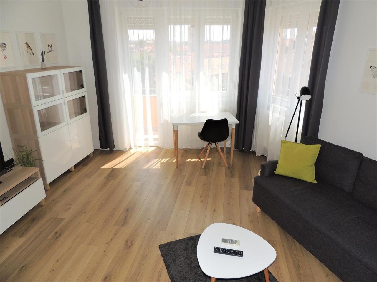 Apartment with Balcony photo 2