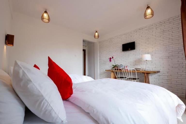 Standard Twin Room - Photo 16