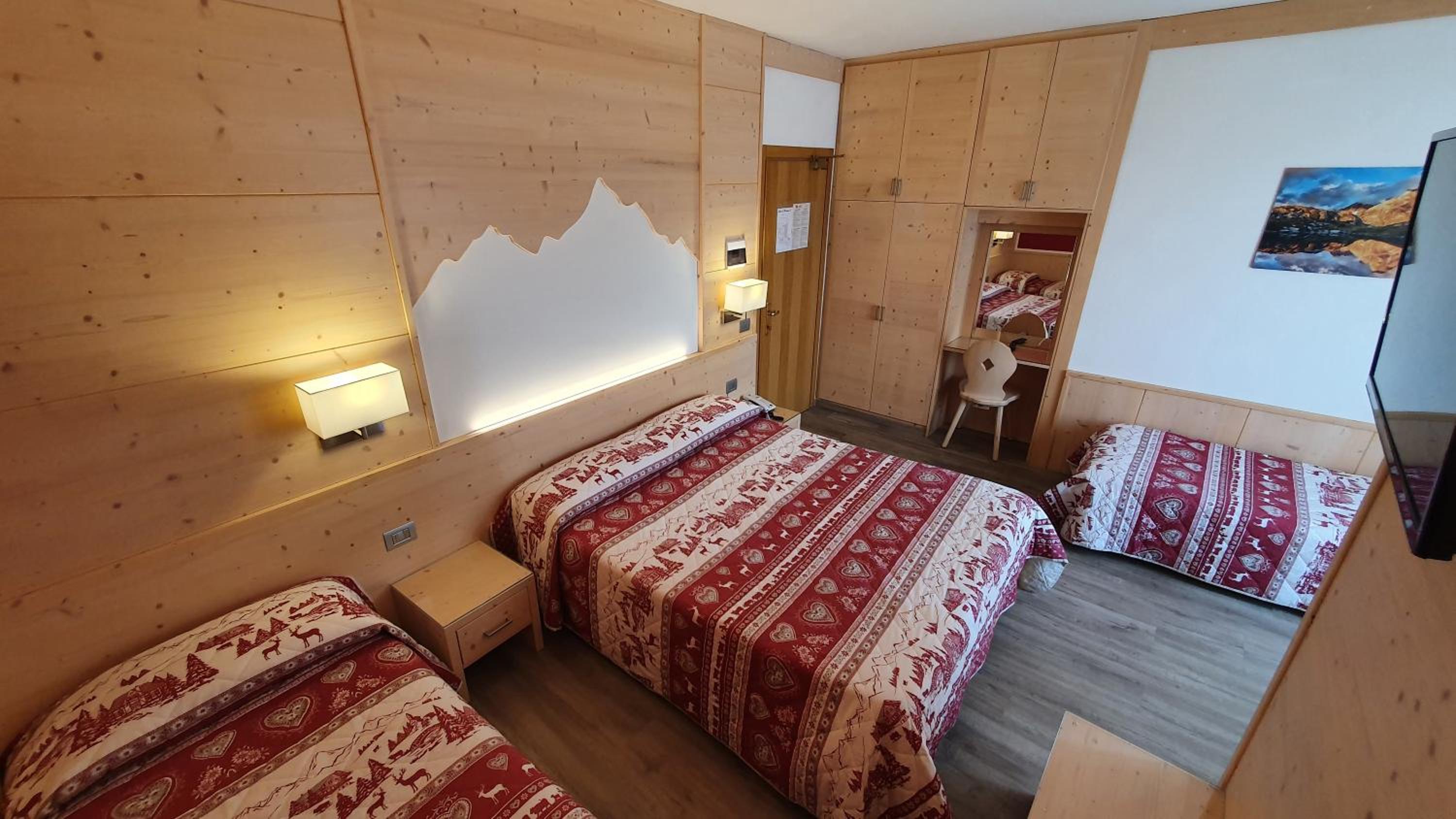 Quadruple Room with Mountain View photo 1