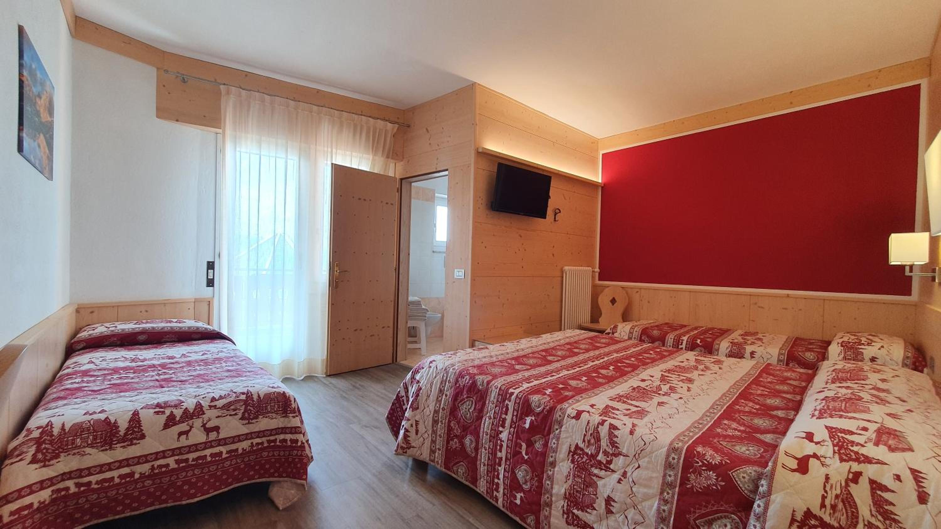 Quadruple Room with Mountain View photo 2