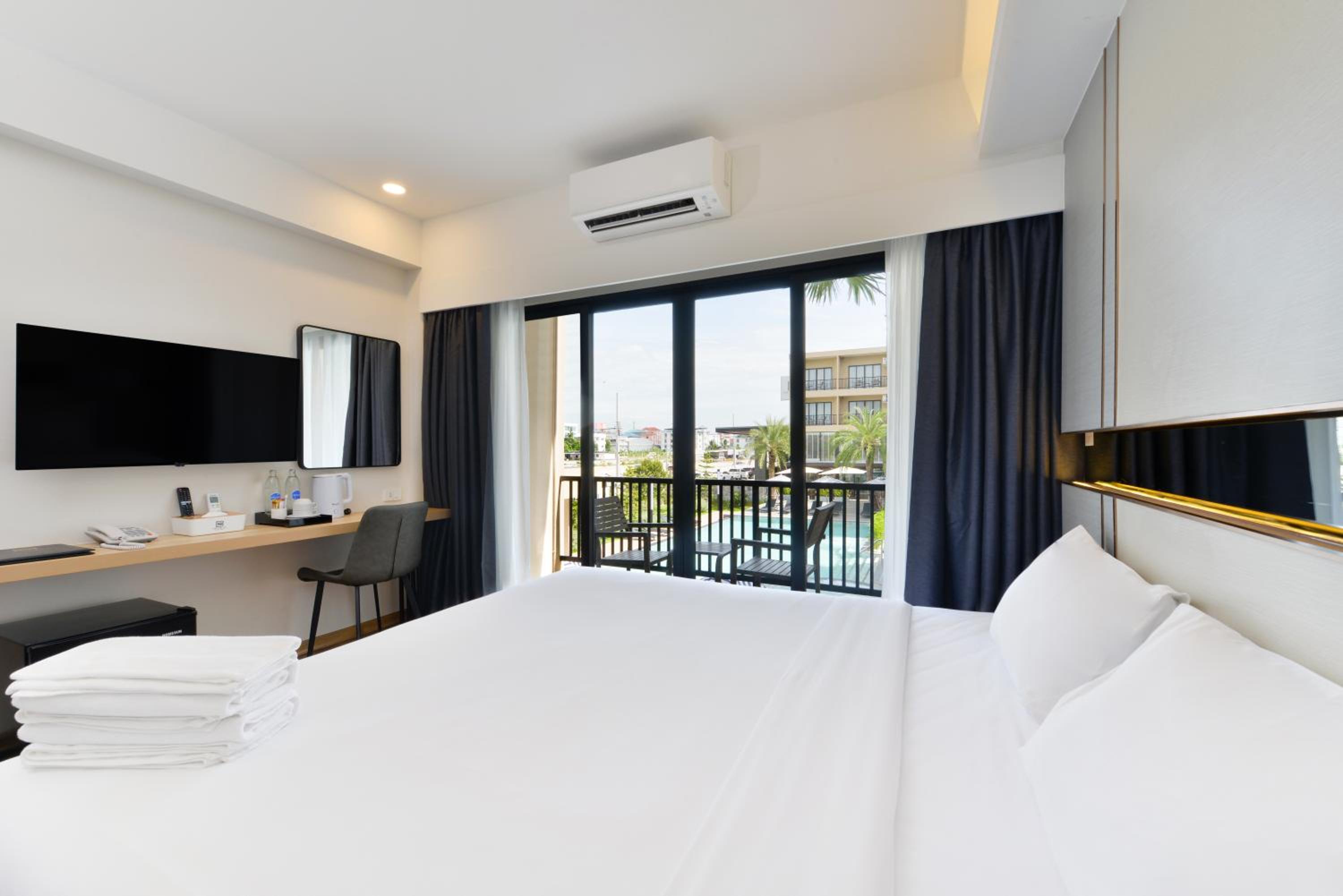 Superior Double or Twin Room with Pool View photo 2