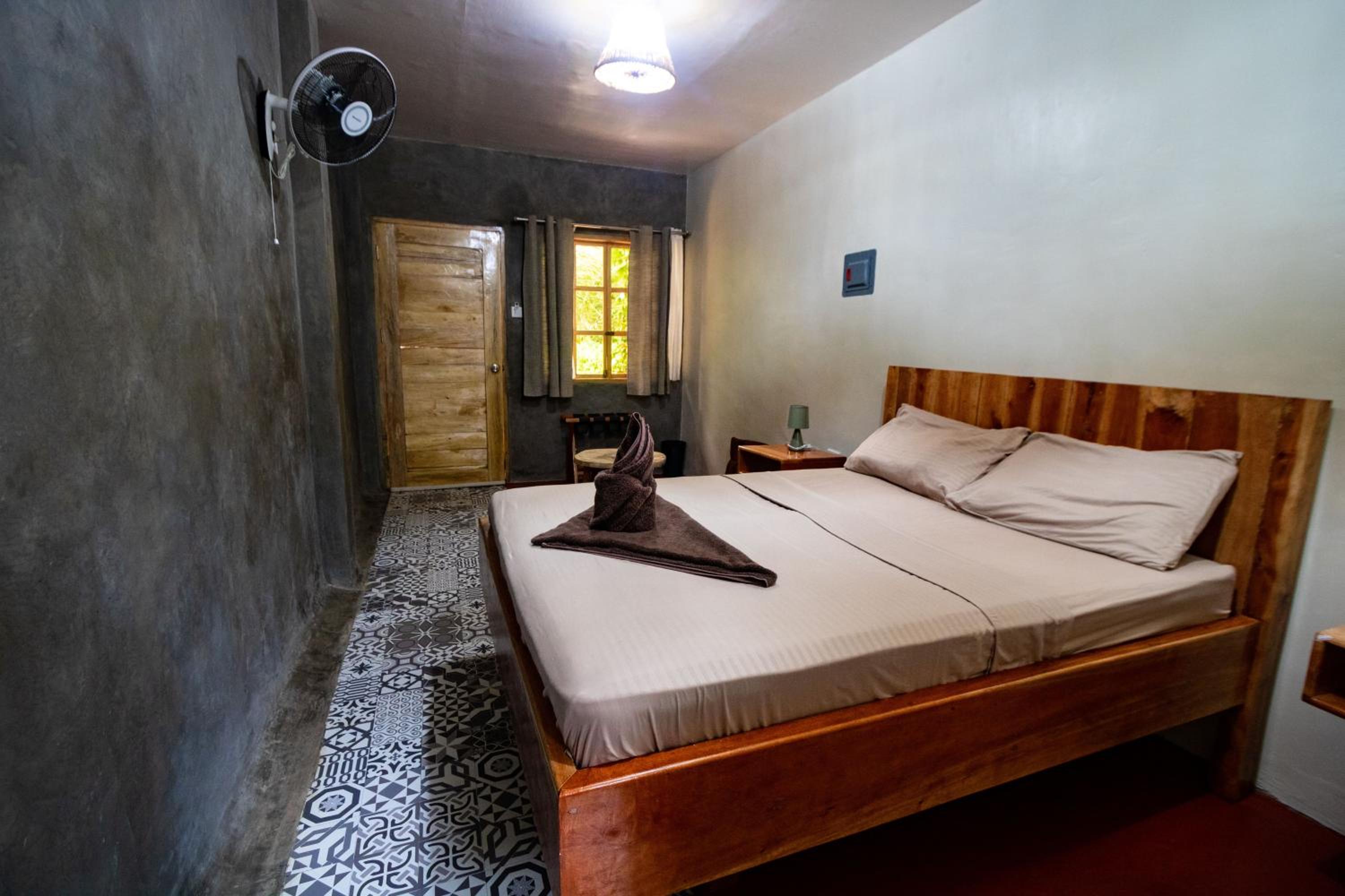 Queen Room with Garden View - Photo 8