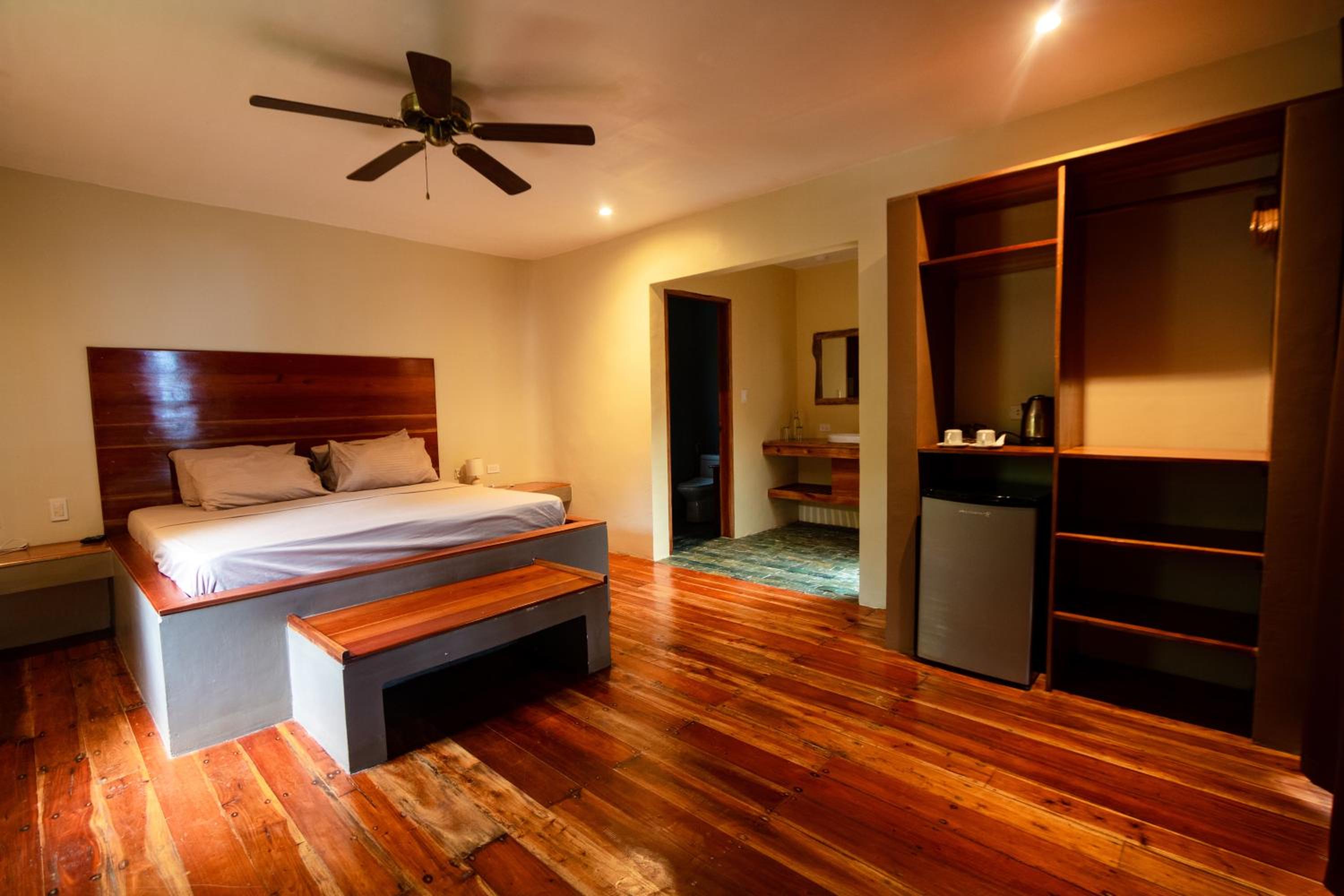 Superior King Room - Photo 8