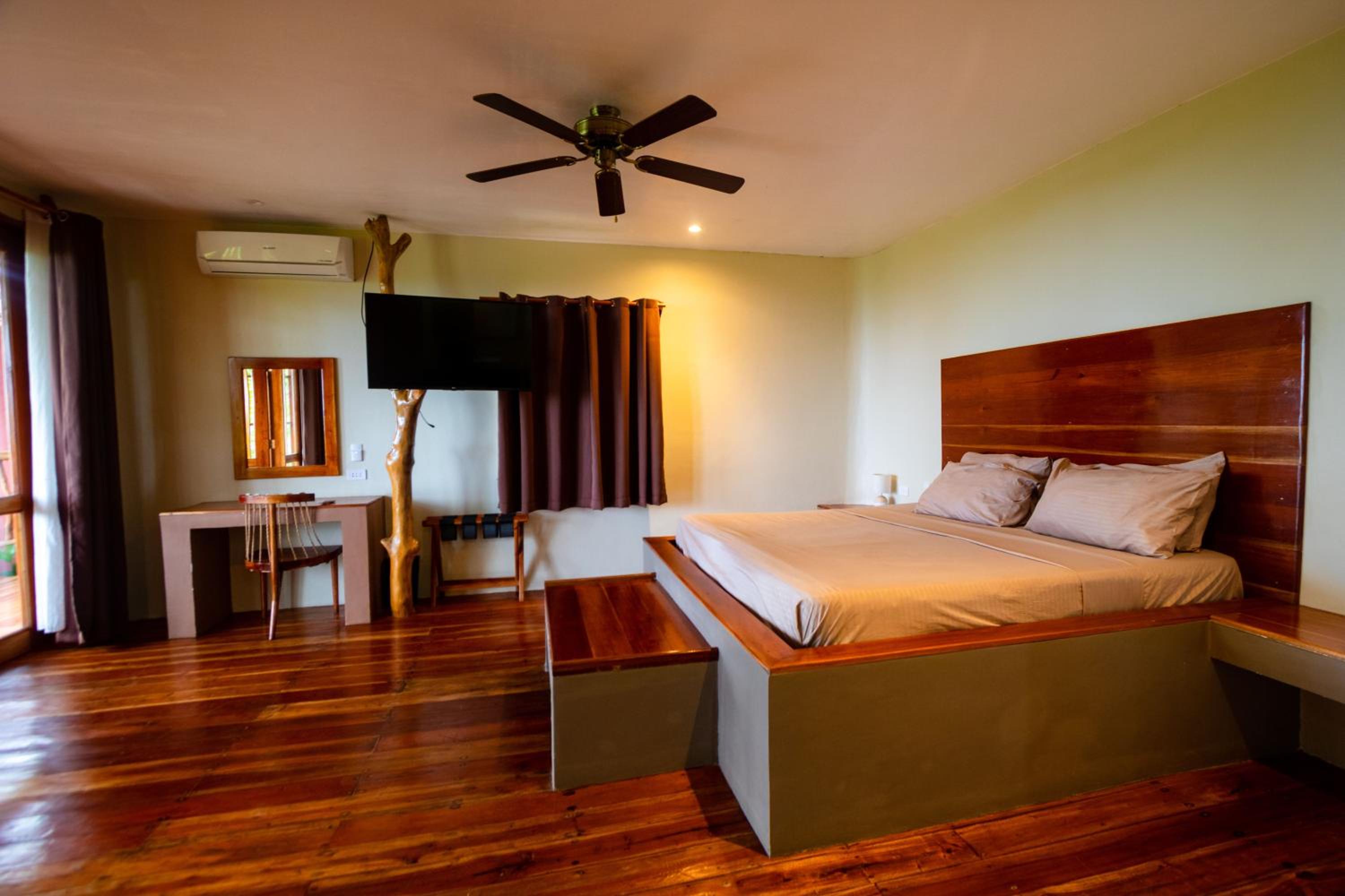 Superior King Room - Photo 9