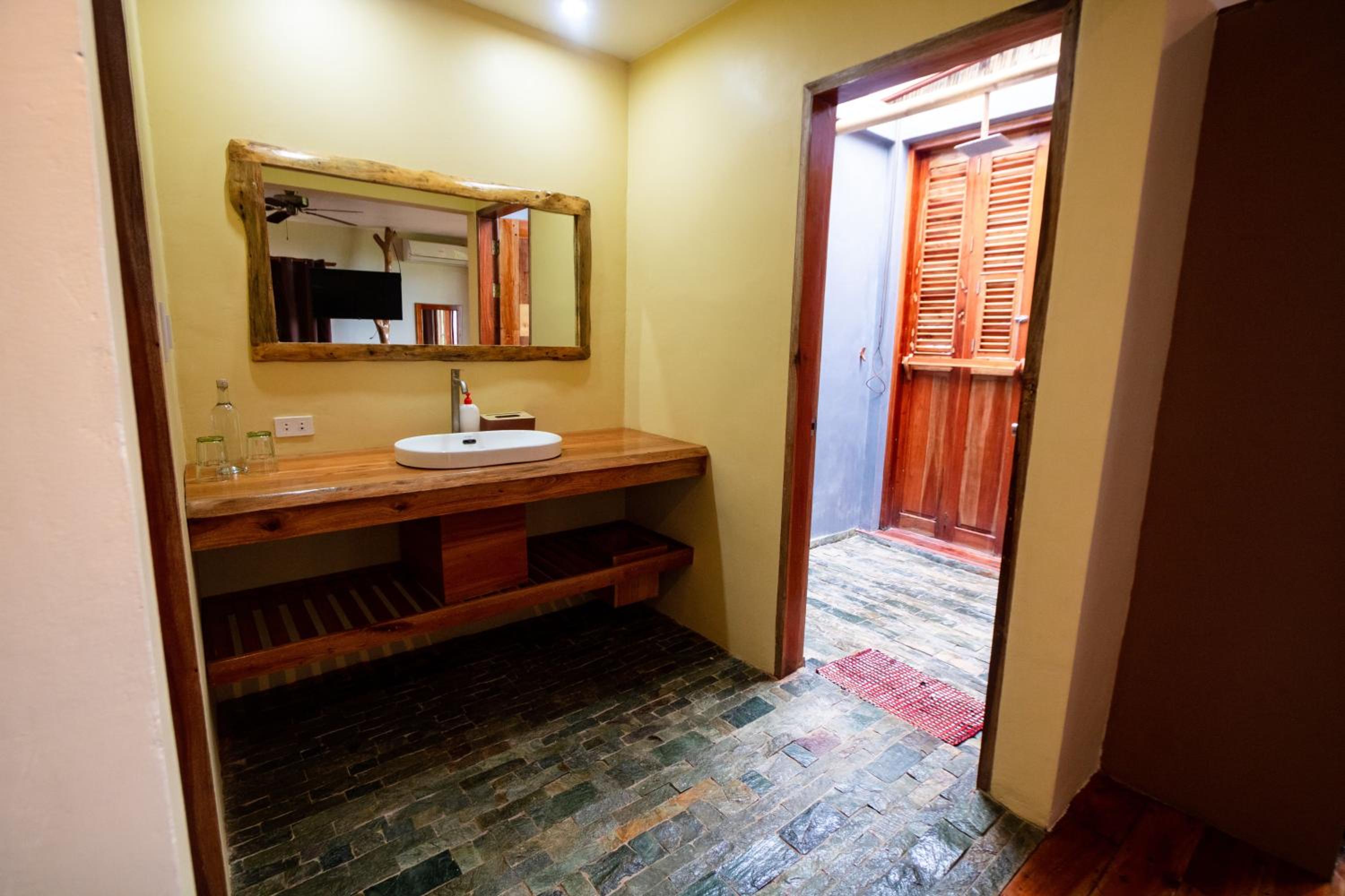 Superior King Room - Photo 10