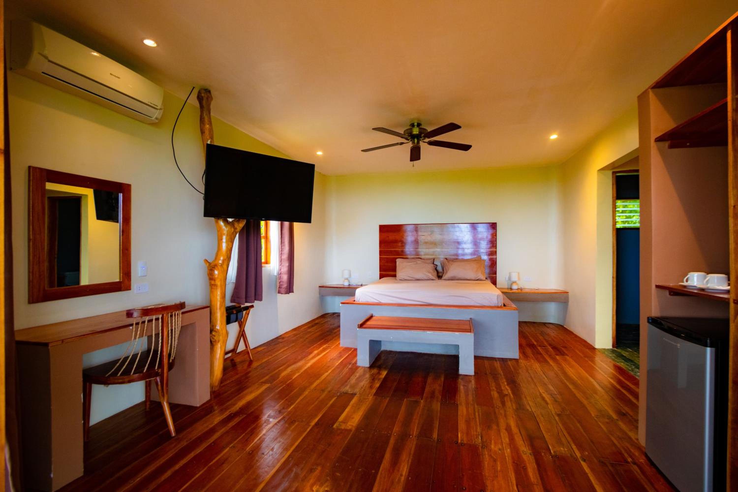 Superior King Room - Photo 12