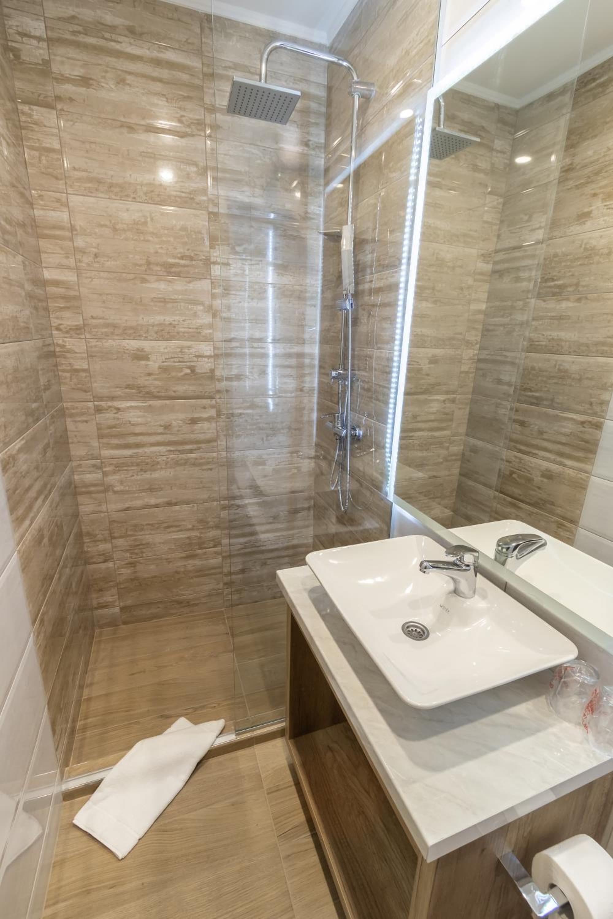 Deluxe Double Room (2 Adults + 1 Child) photo 2