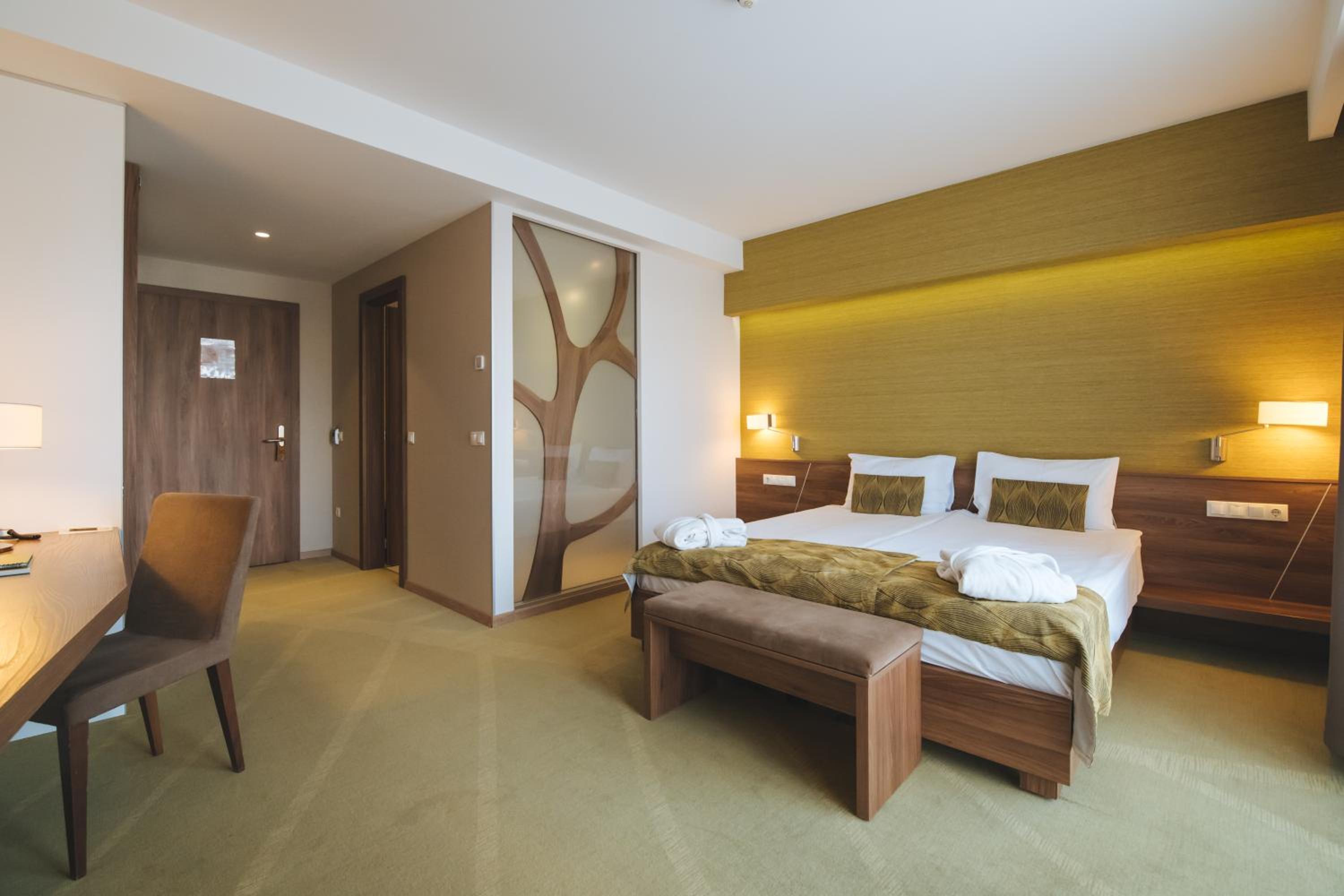 Premium Double or Twin Room - Photo 10