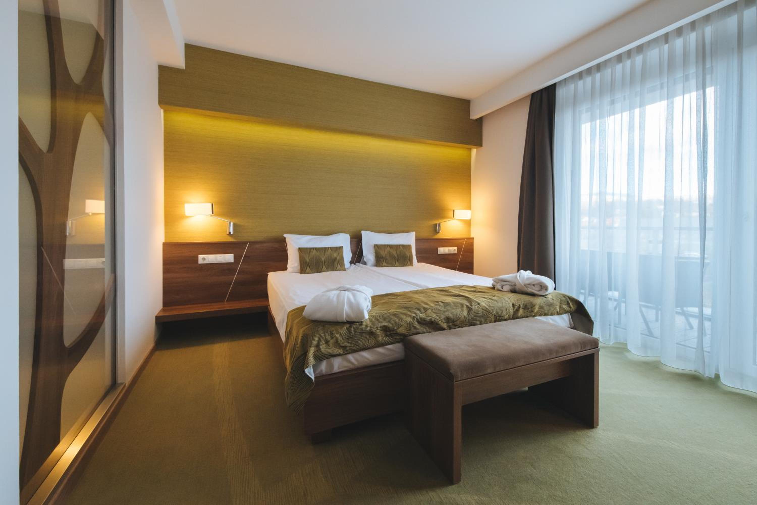 Premium Double or Twin Room - Photo 9