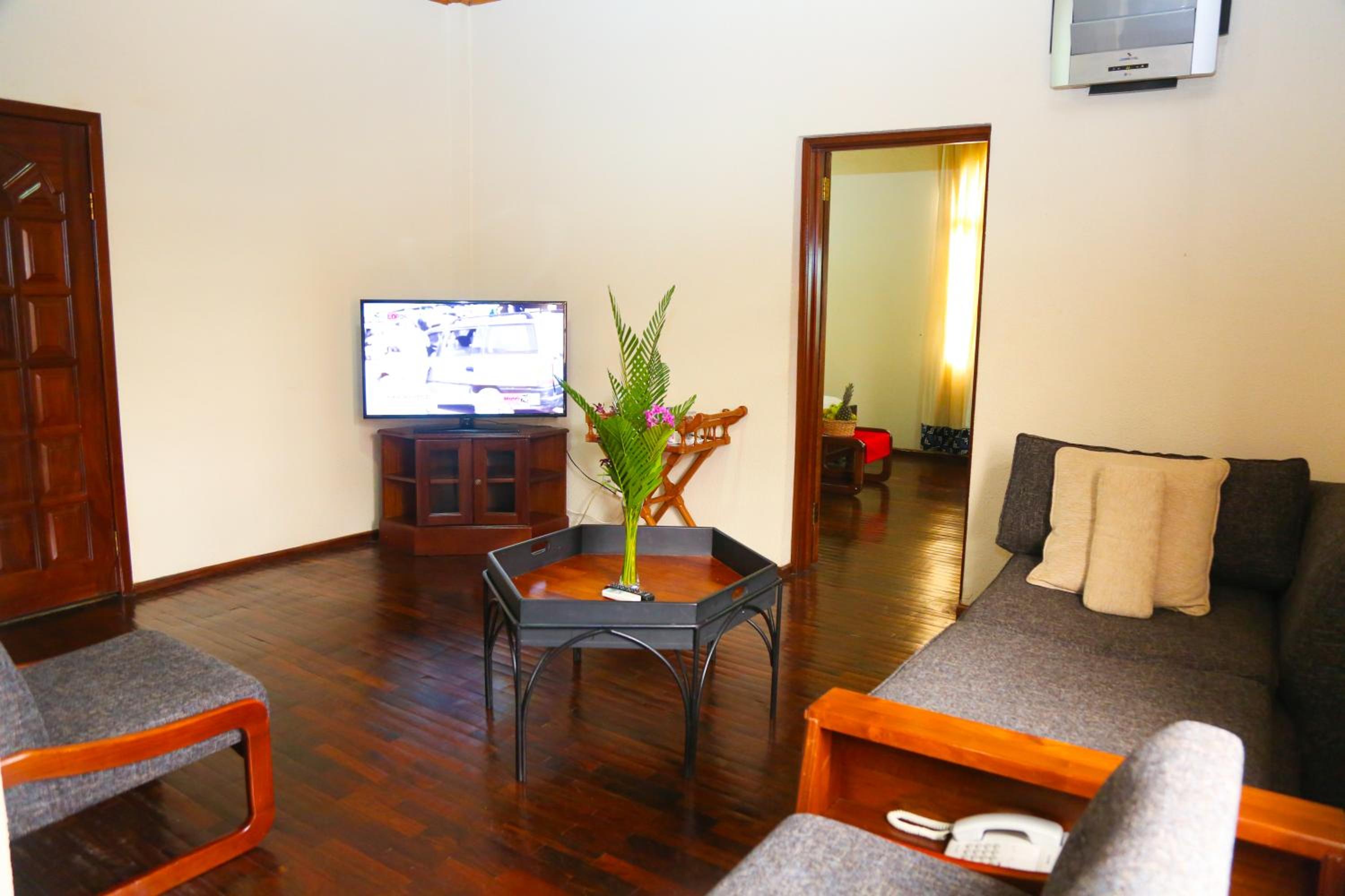 Deluxe King Suite photo 1