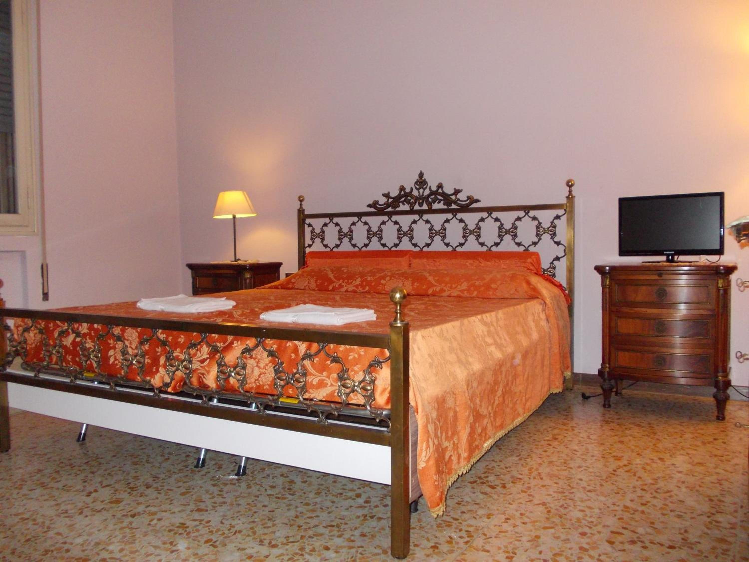 Deluxe Double Room with Shared Bathroom photo 2