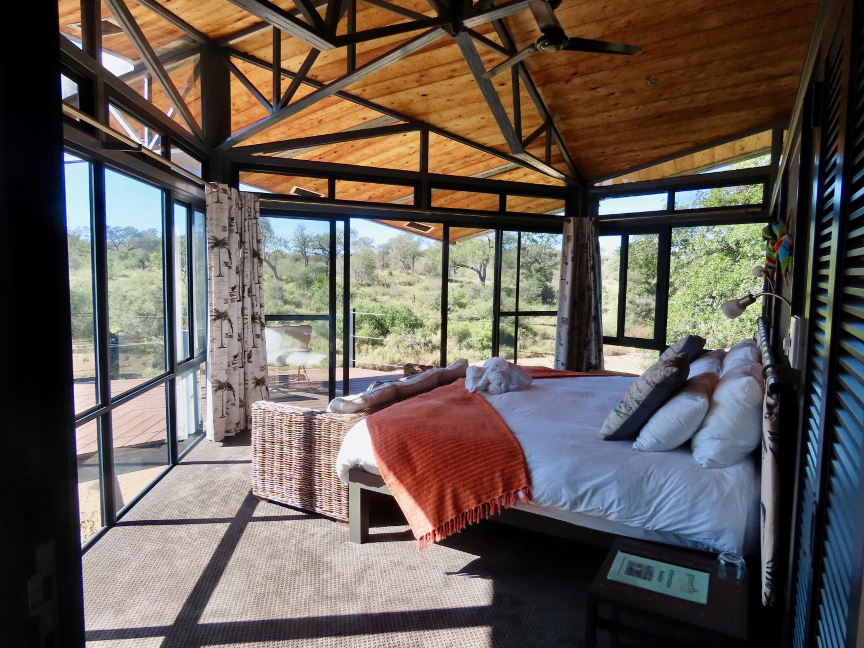 Deluxe King Room - Photo 7