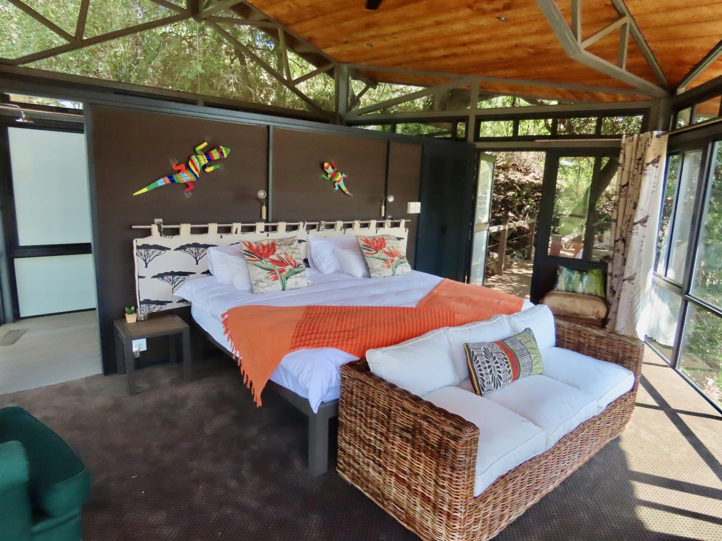 Deluxe King Room - Photo 10