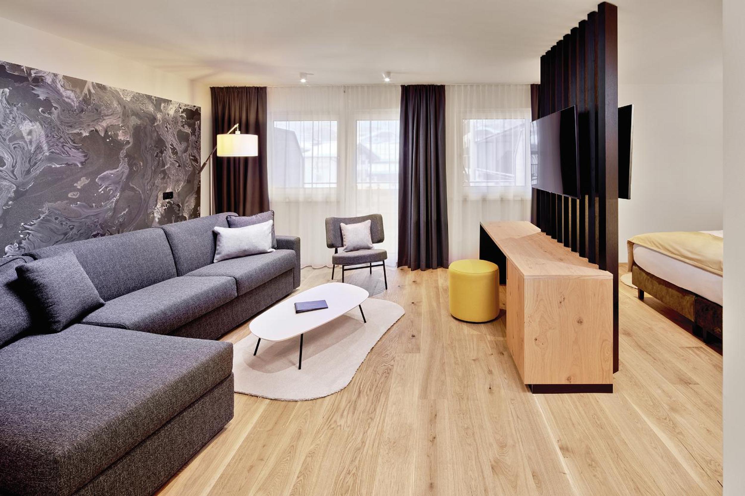 Comfort Suite with Balcony and Mountain View photo 2