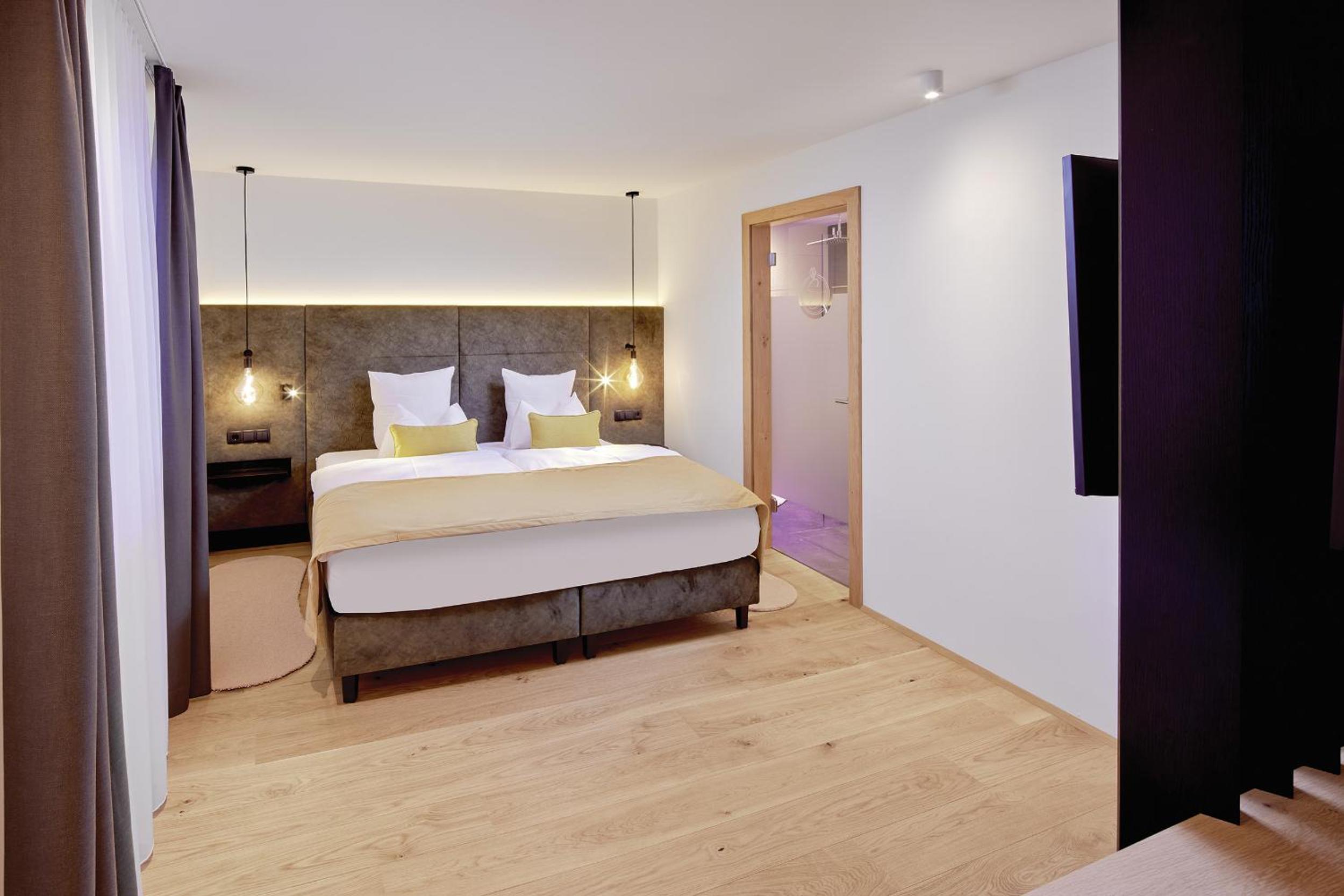Comfort Suite with Balcony and Mountain View