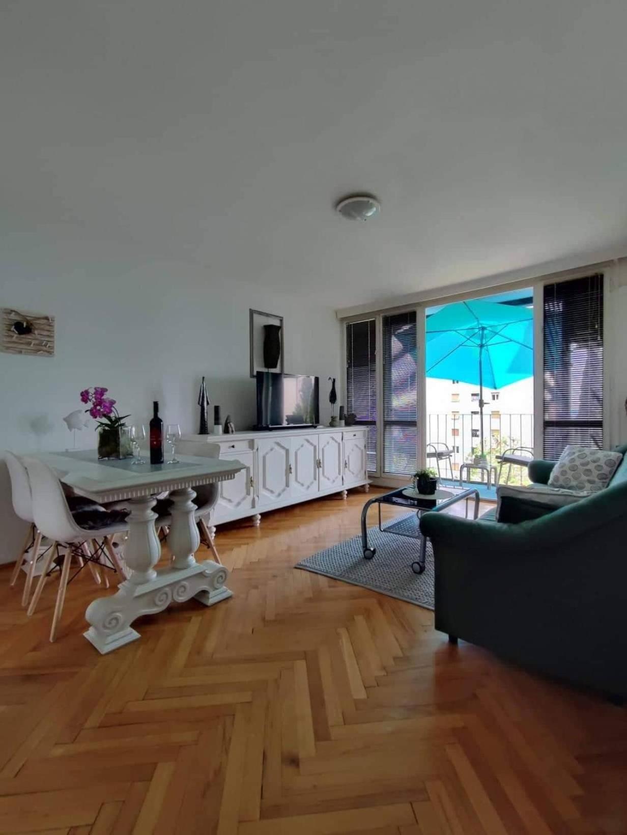One-Bedroom Apartment - Photo 2