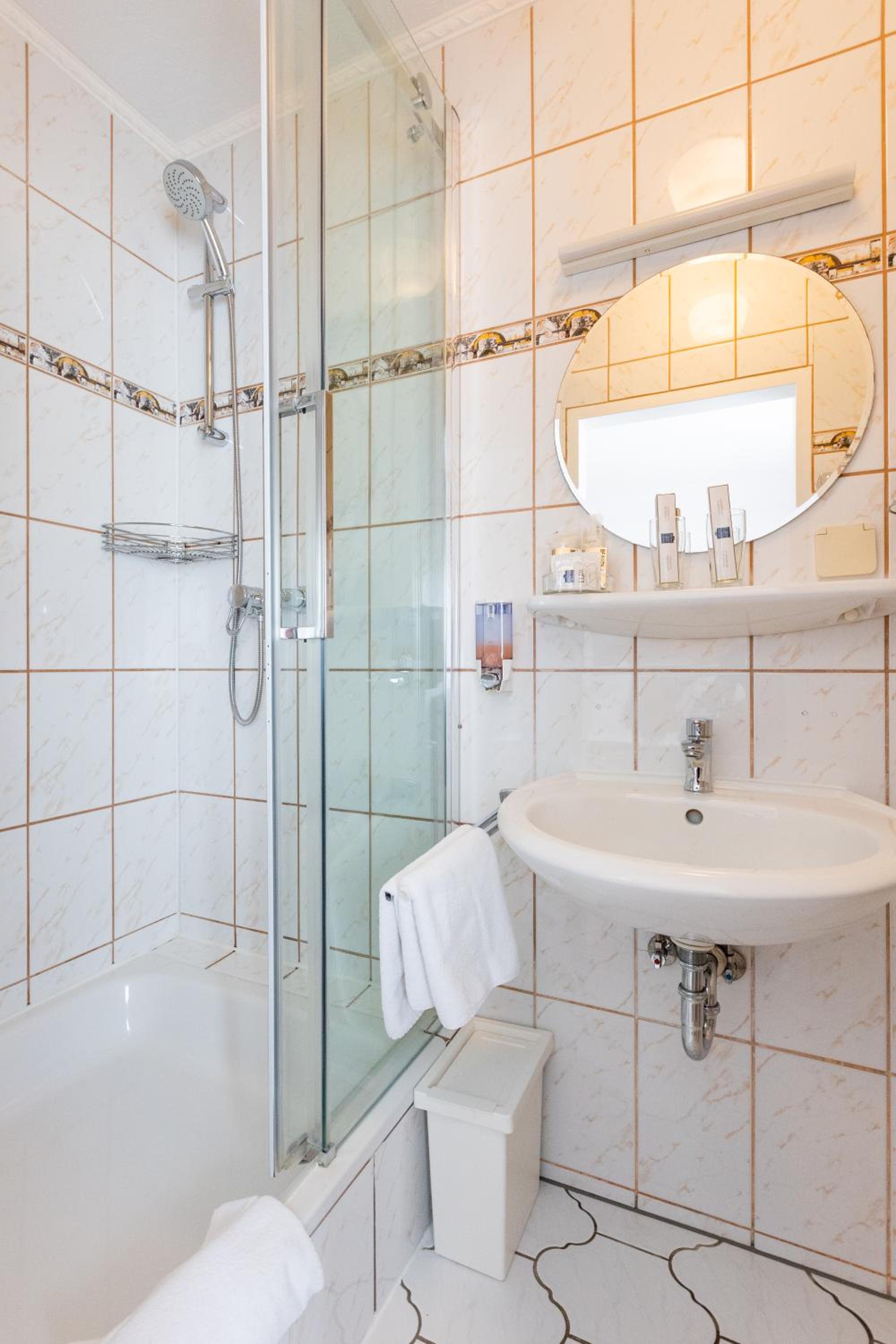 Double Room with Private Bathroom - Photo 4