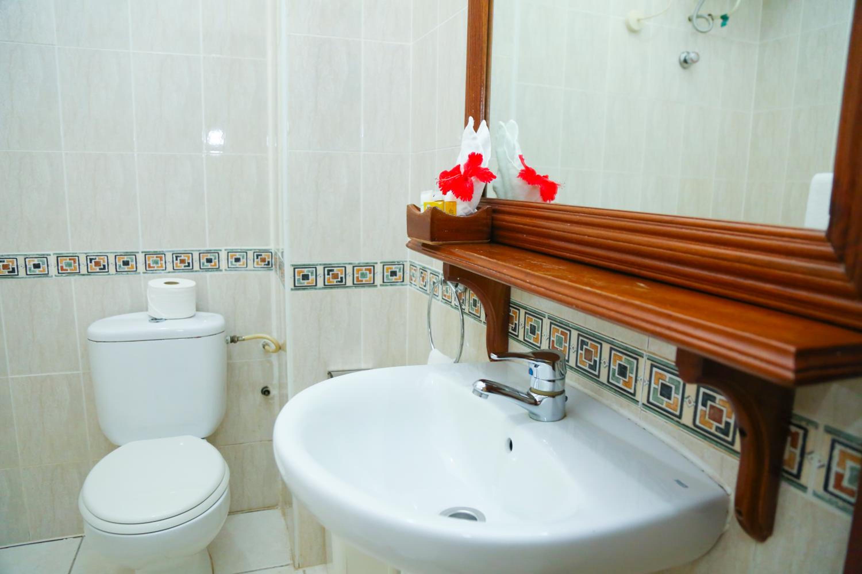 Standard Twin Room - Photo 6