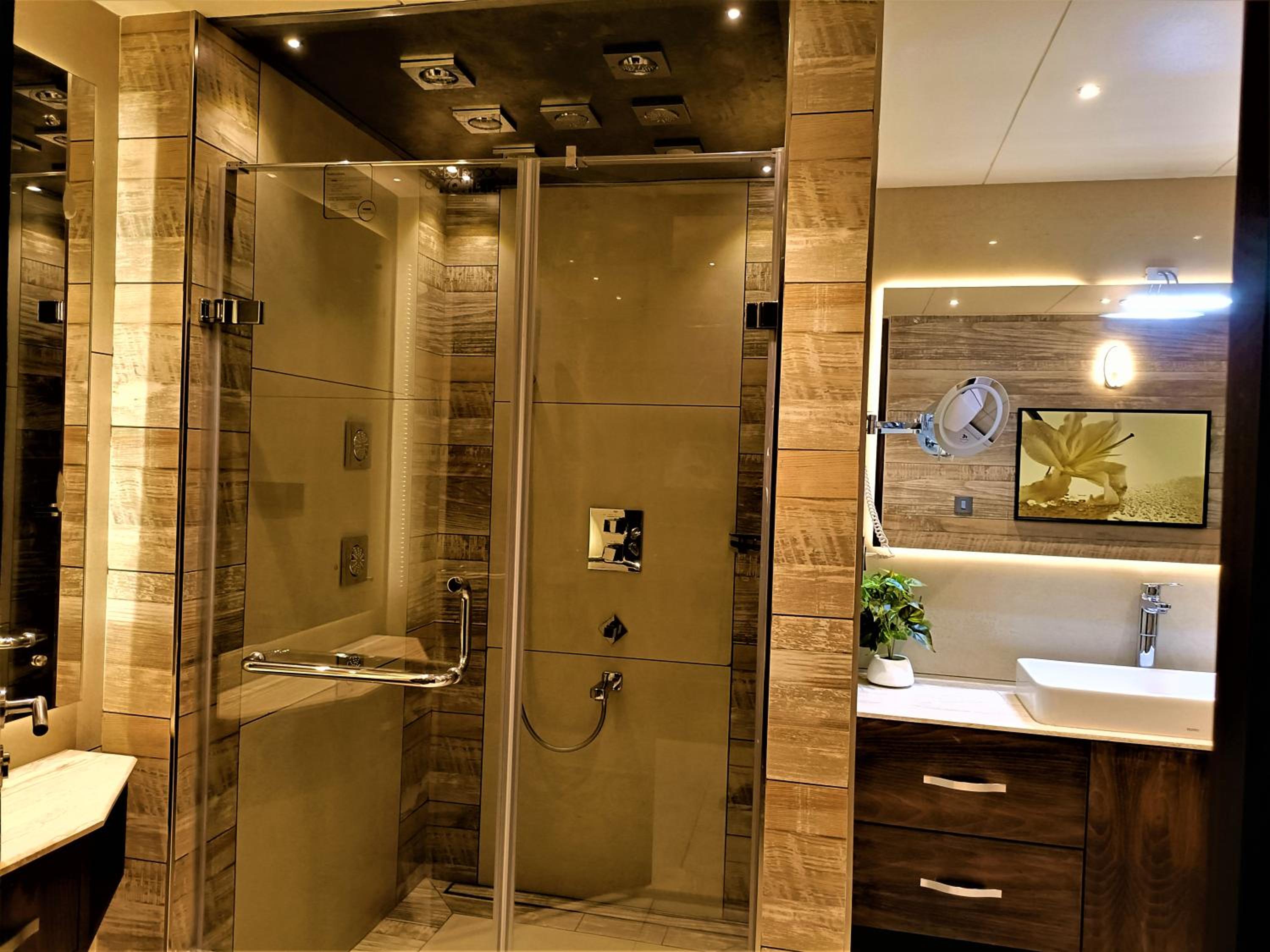 One-Bedroom Suite - Photo 15