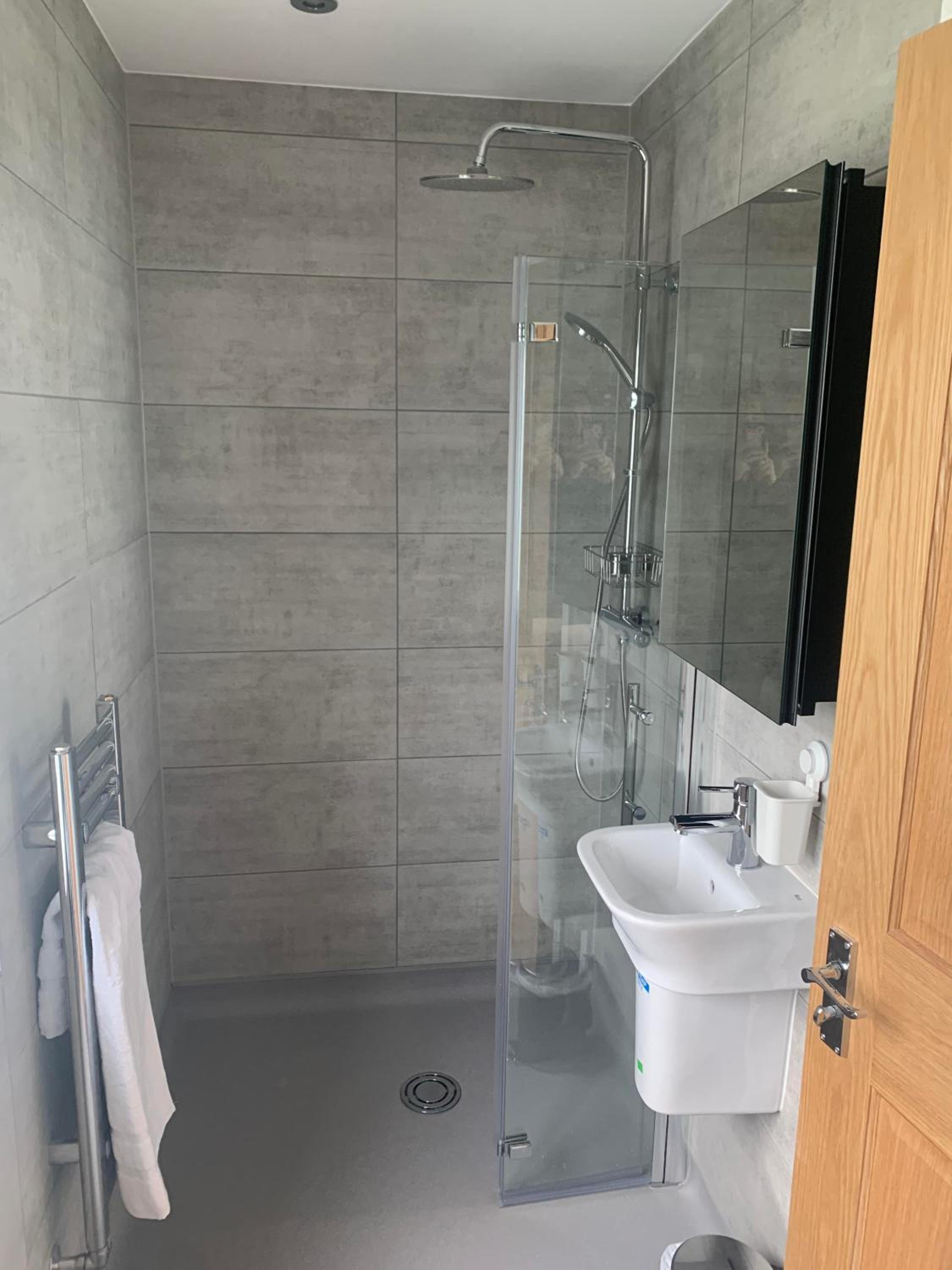 Deluxe Double Room with Shower - Photo 10