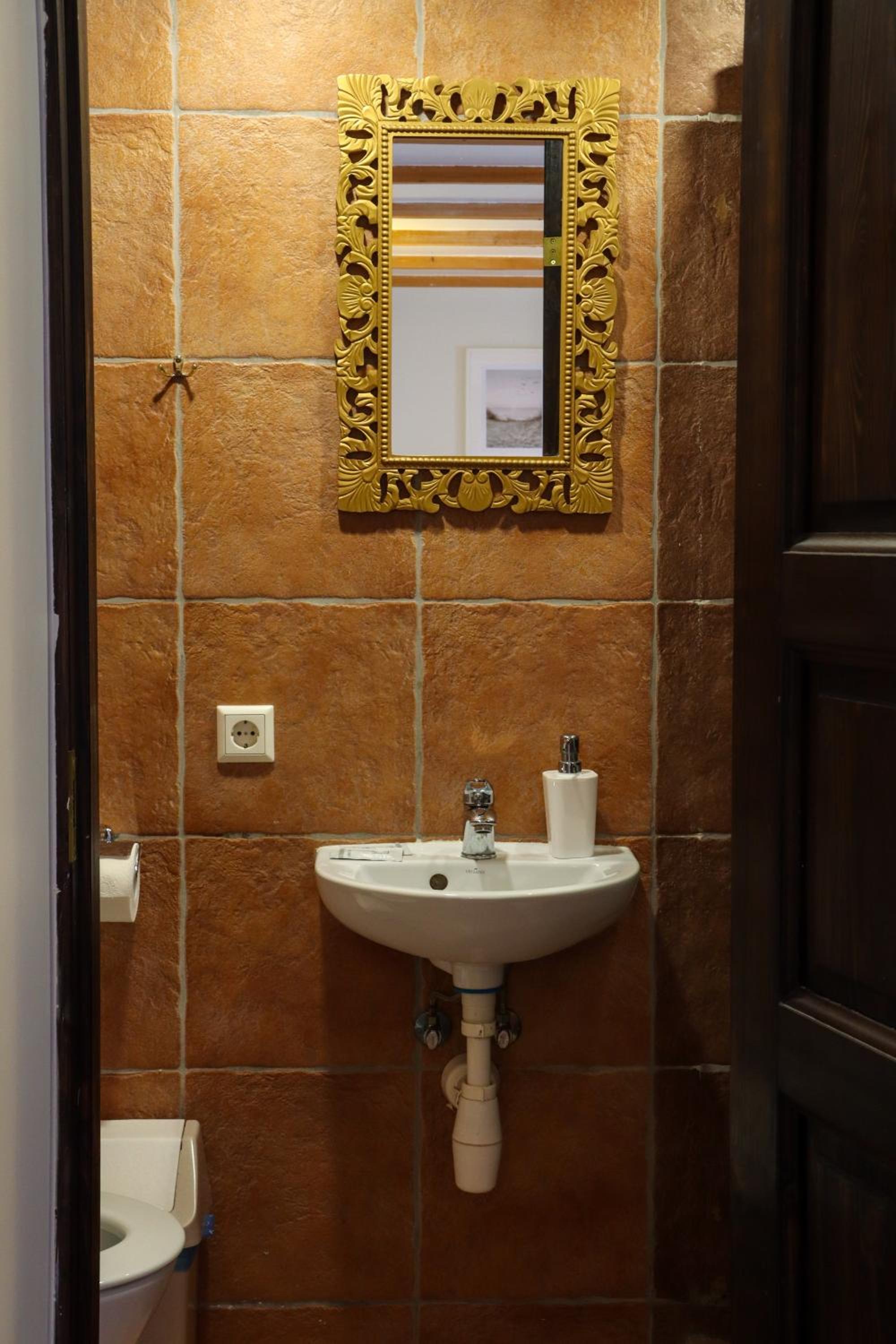 Standard Double Room - Photo 8