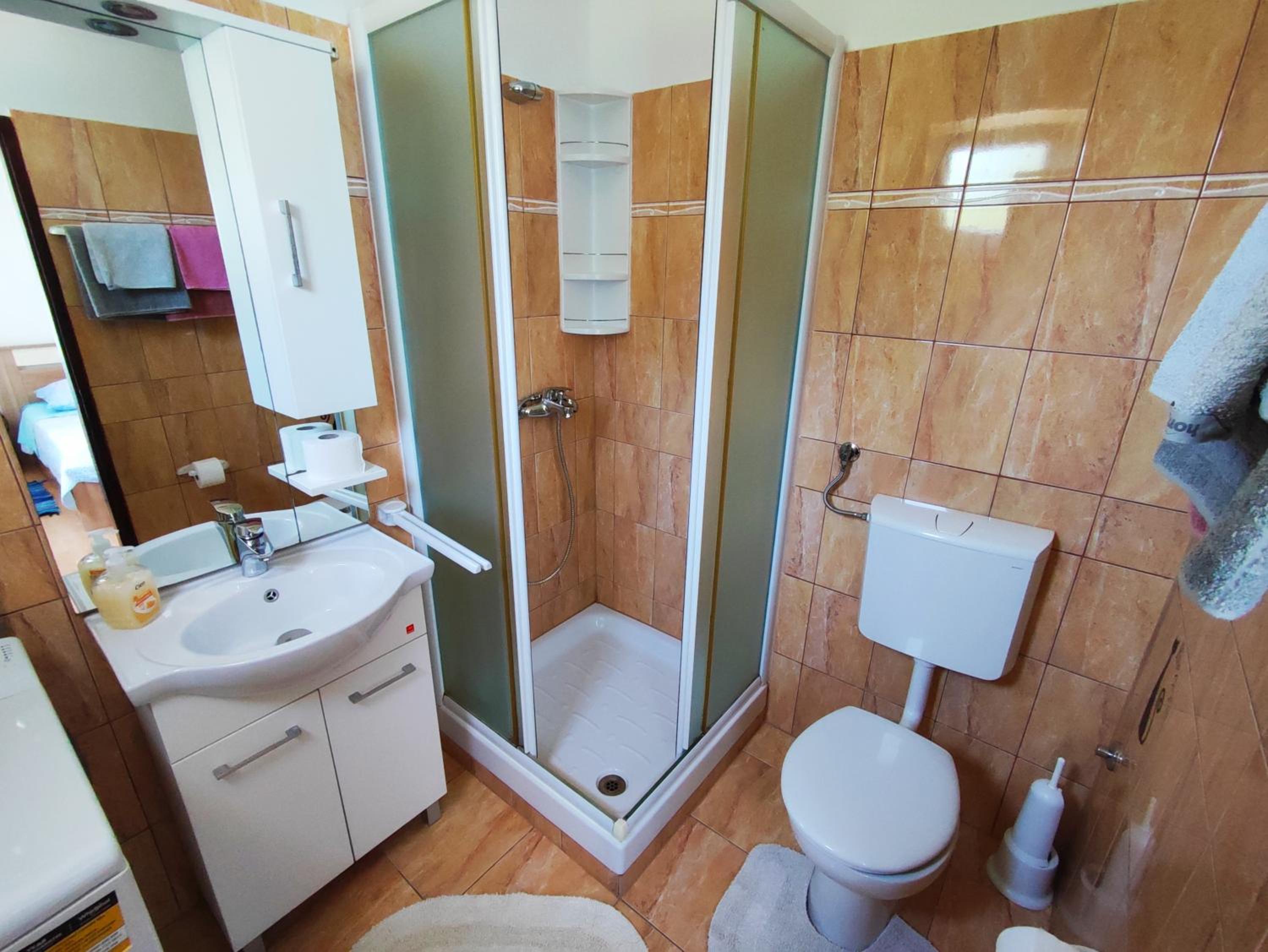 One-Bedroom Apartment - Photo 2