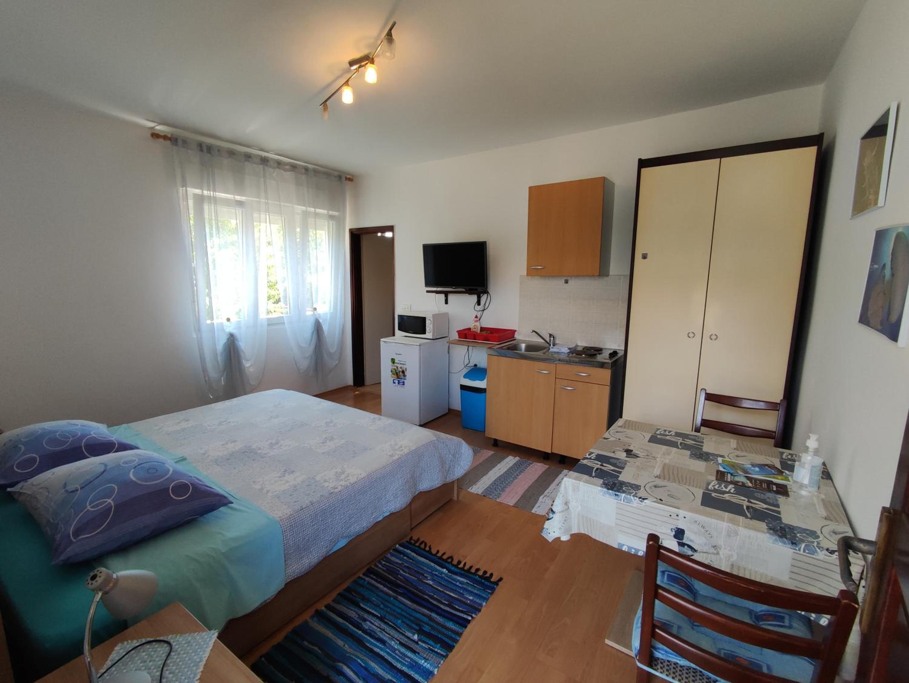 One-Bedroom Apartment - Photo 1
