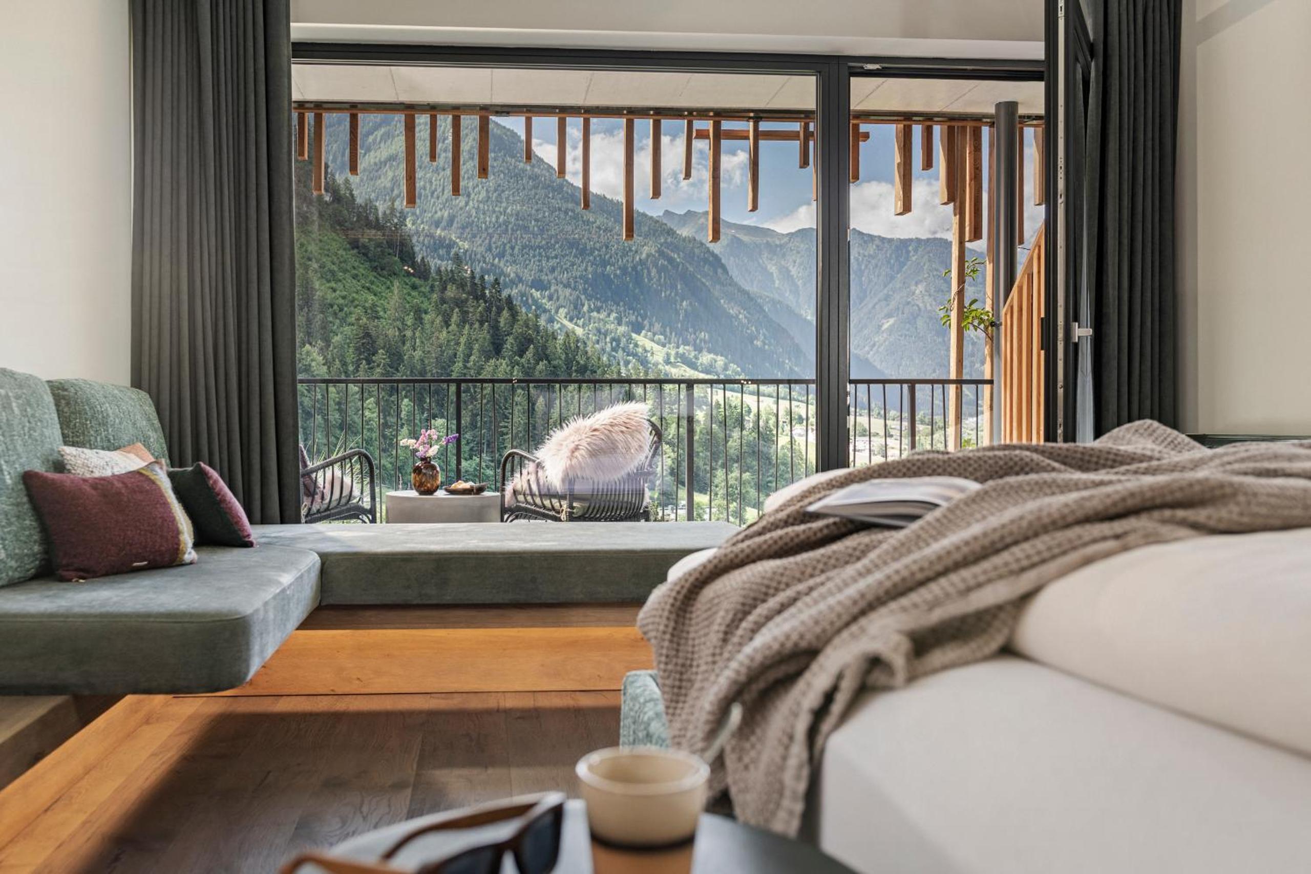 Deluxe Double Room with Balcony - Photo 3