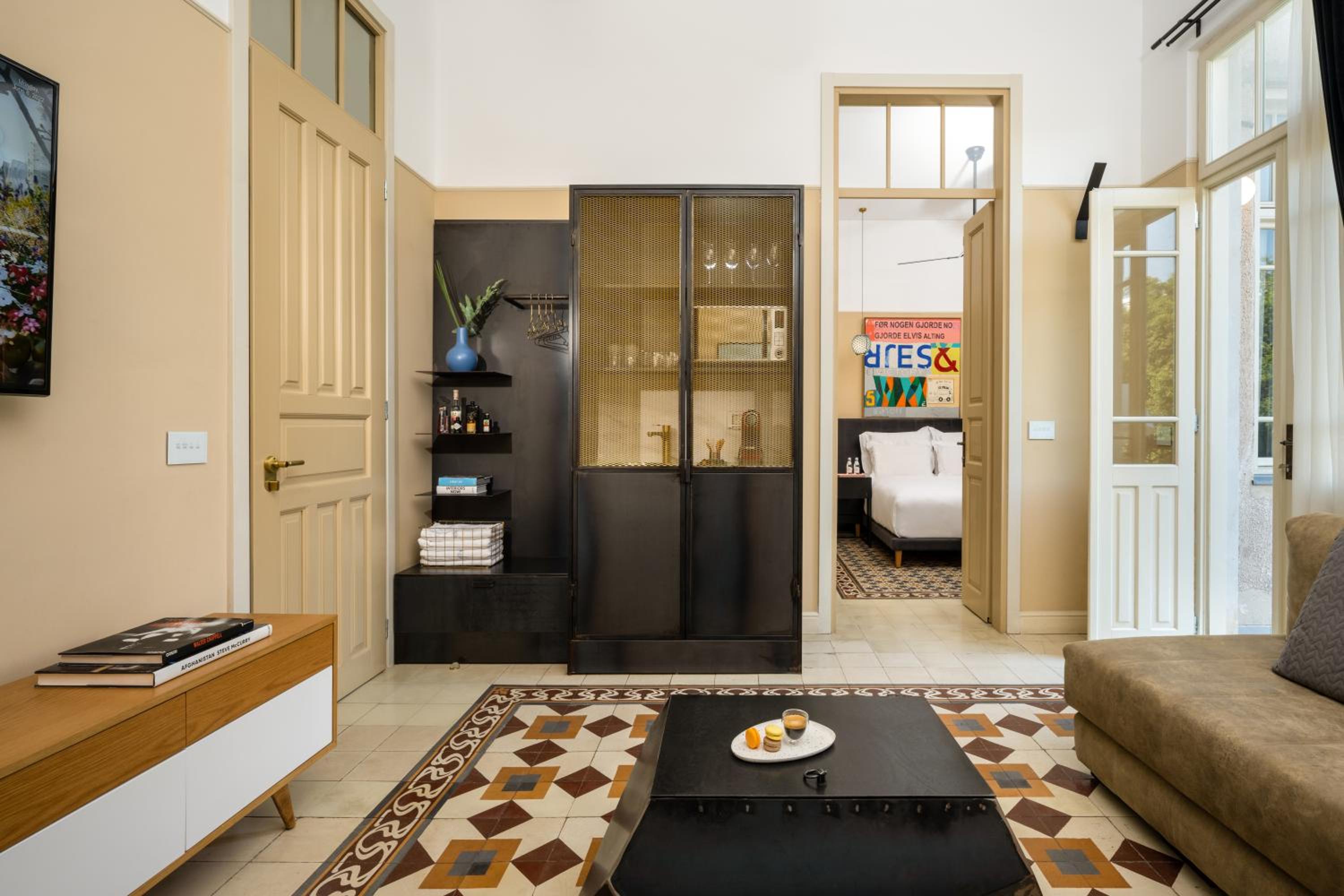 Executive One Bedroom Suite with Balcony  photo 2
