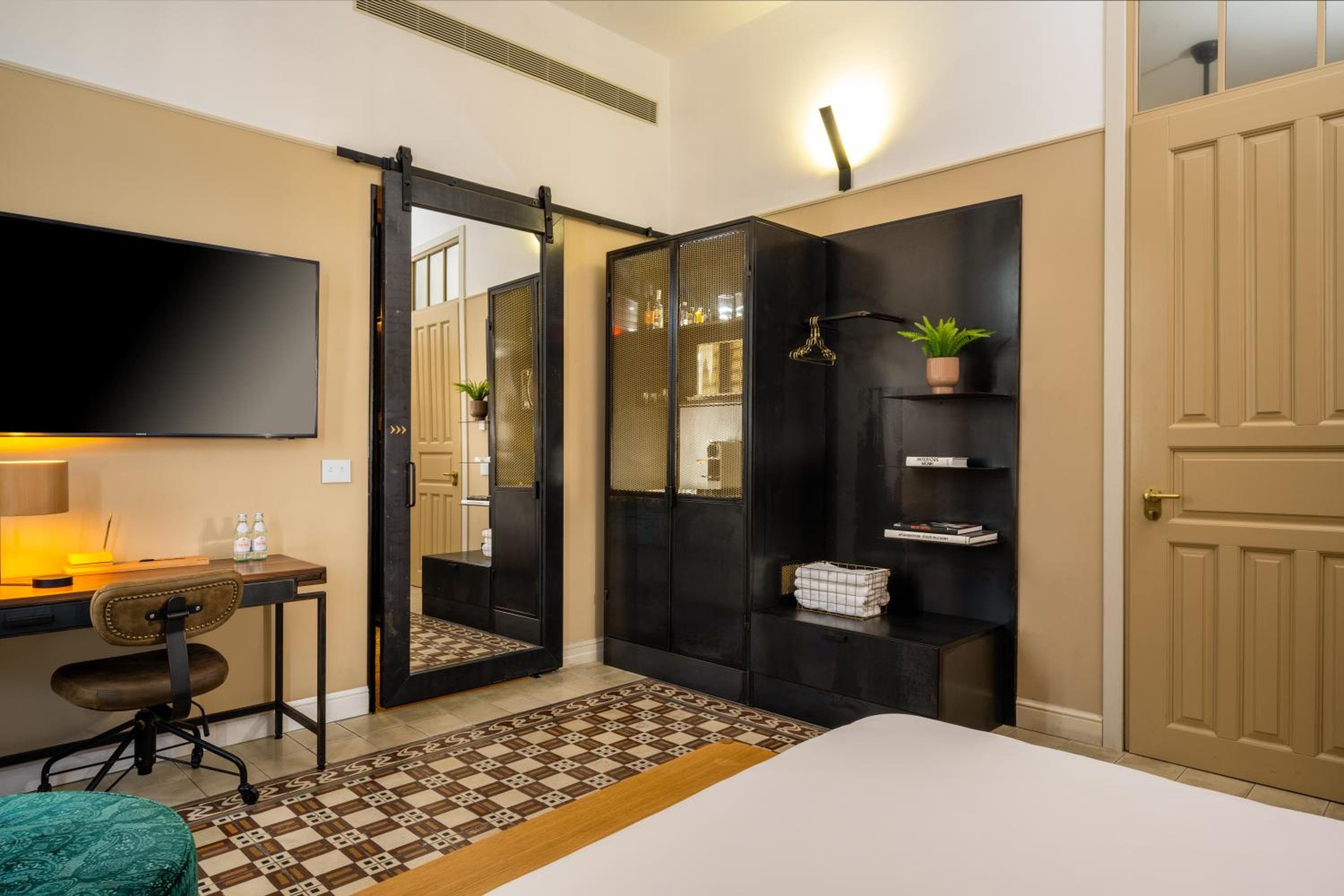Classic King Room with Balcony photo 3