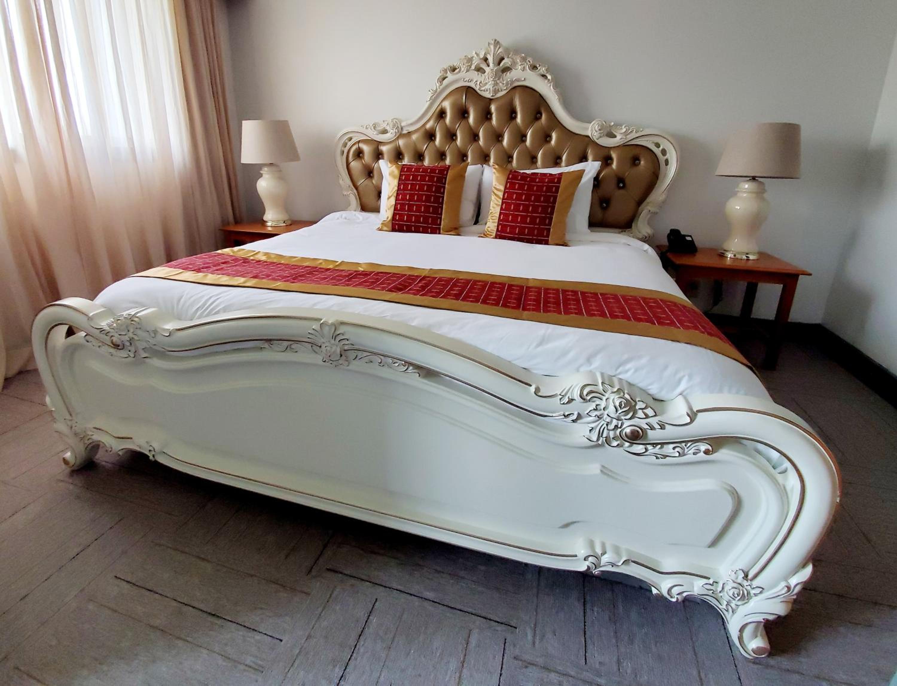 Deluxe King Suite