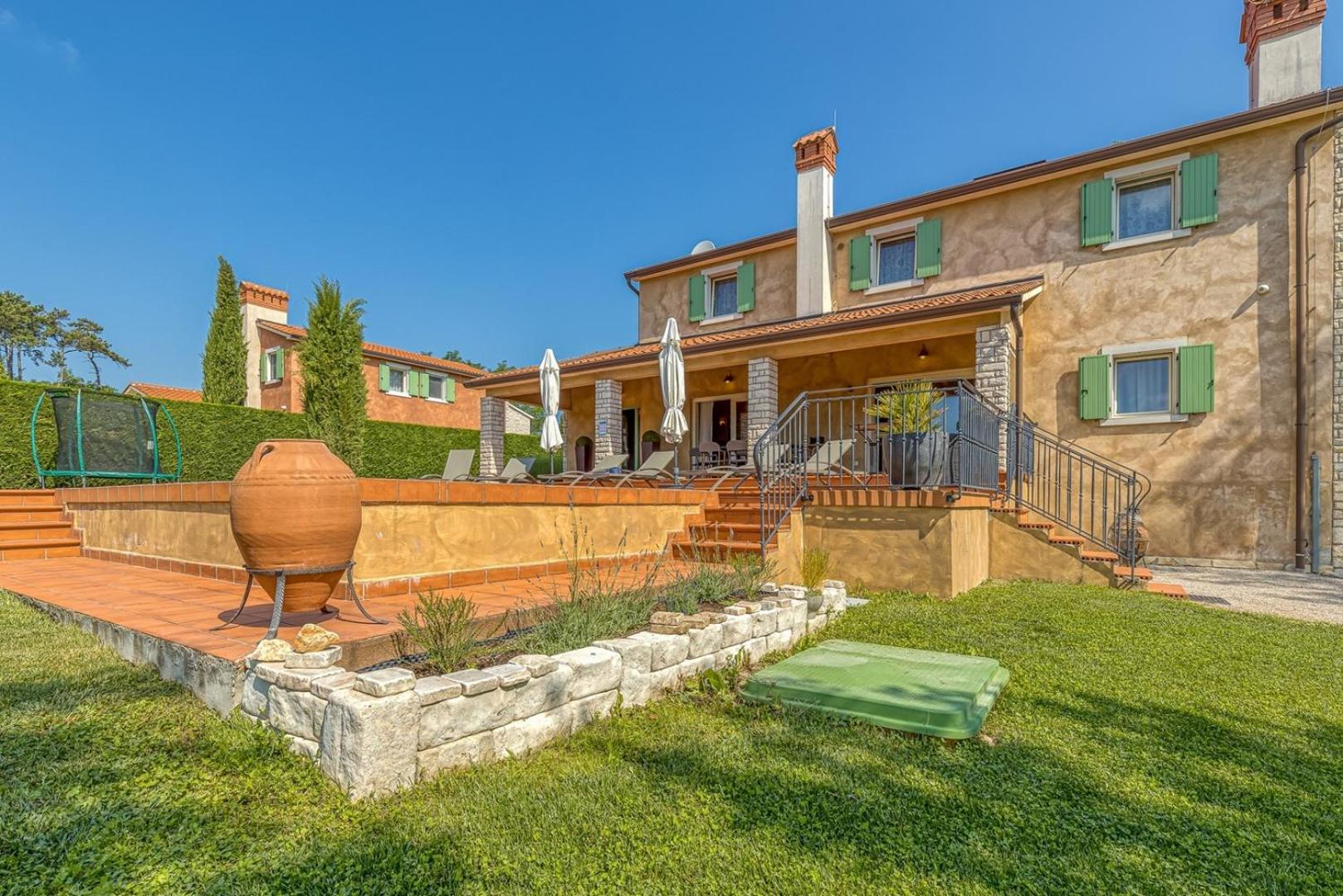 Villa photo 2
