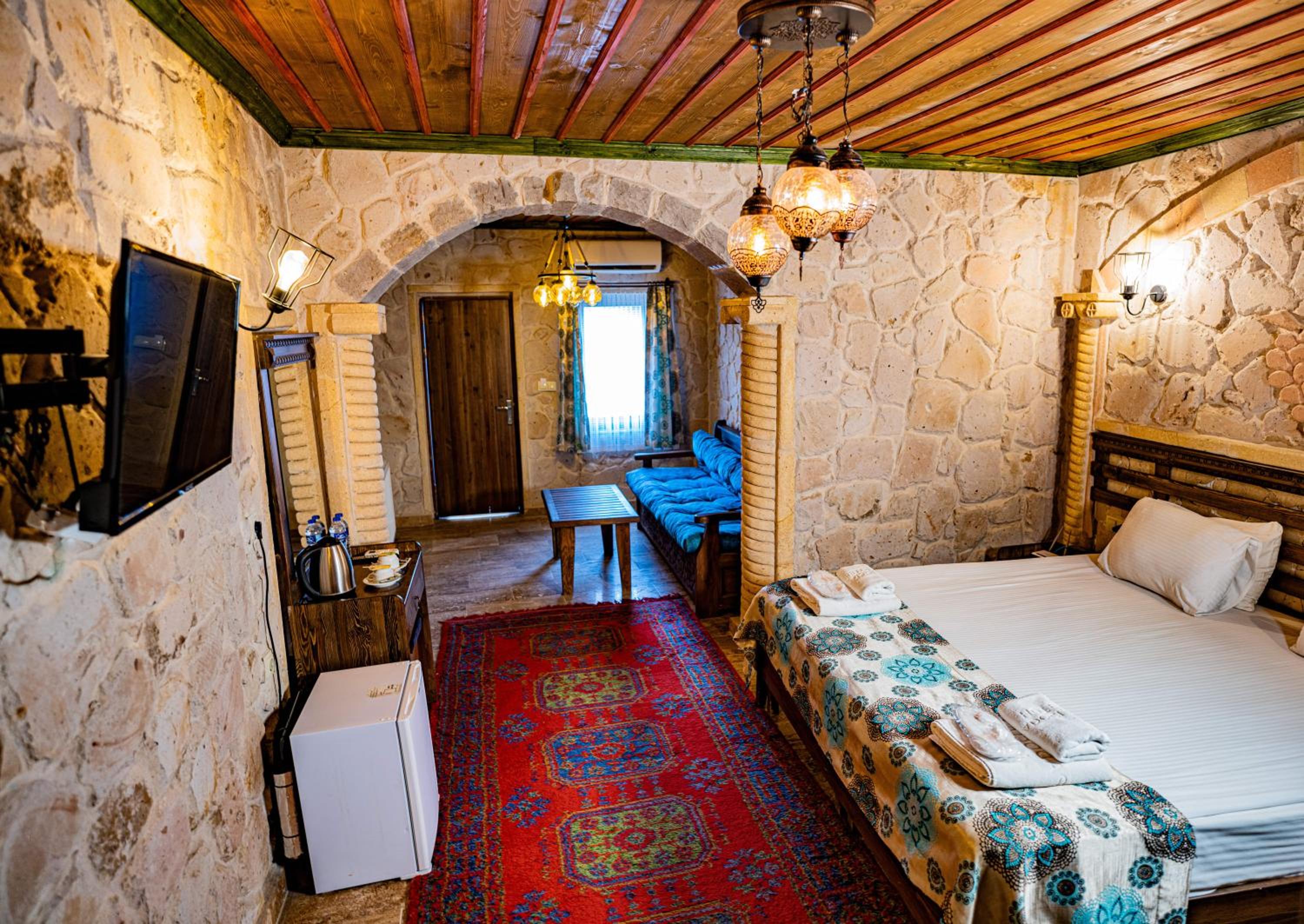 Deluxe Suite with Spa Bath - Photo 9