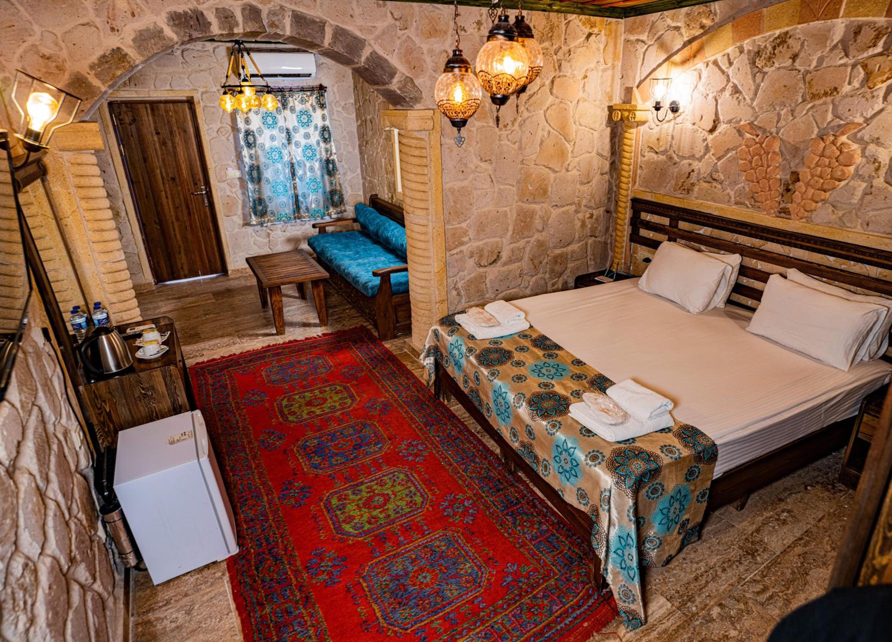 Deluxe Suite with Spa Bath - Photo 2