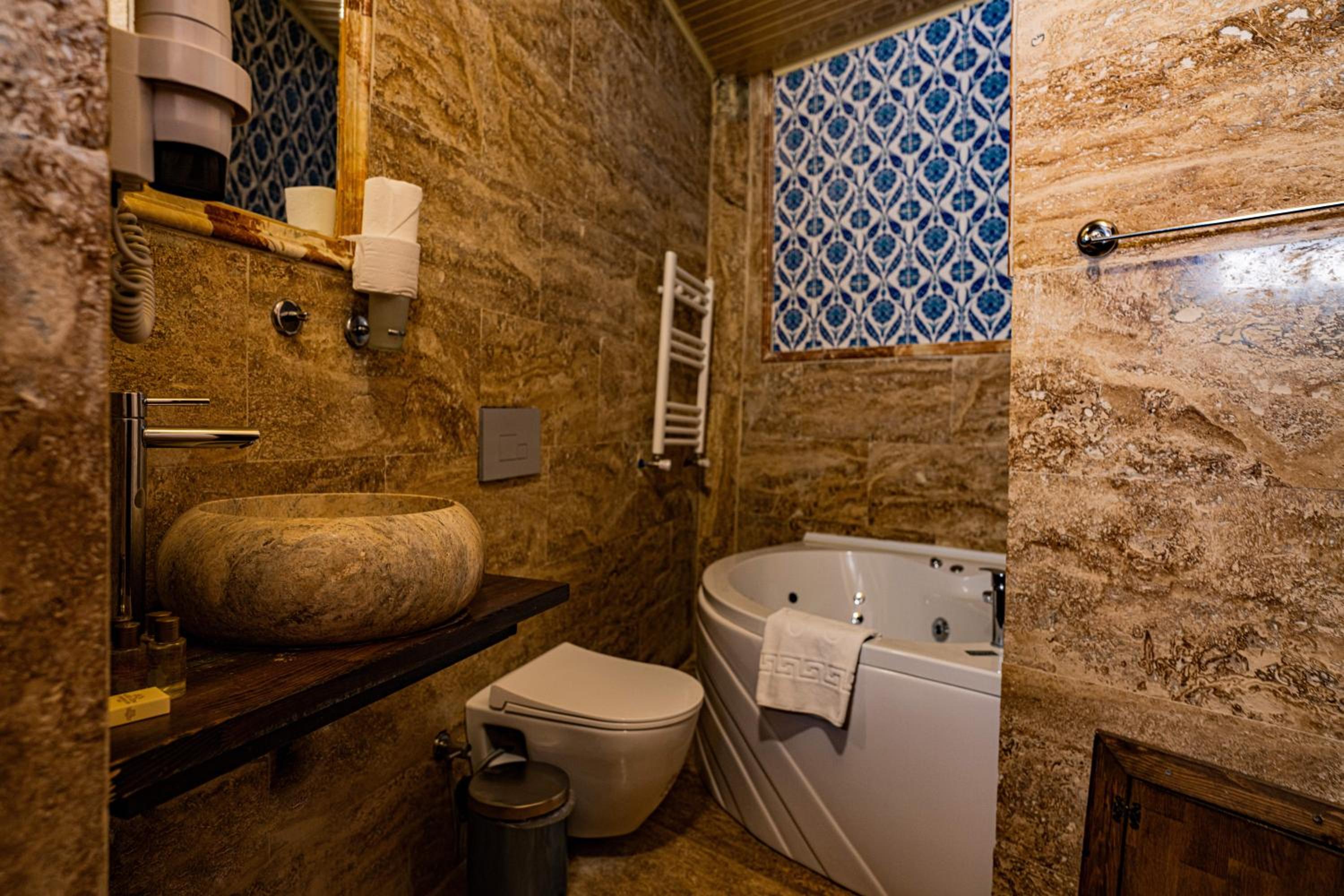 Deluxe Suite with Spa Bath - Photo 3