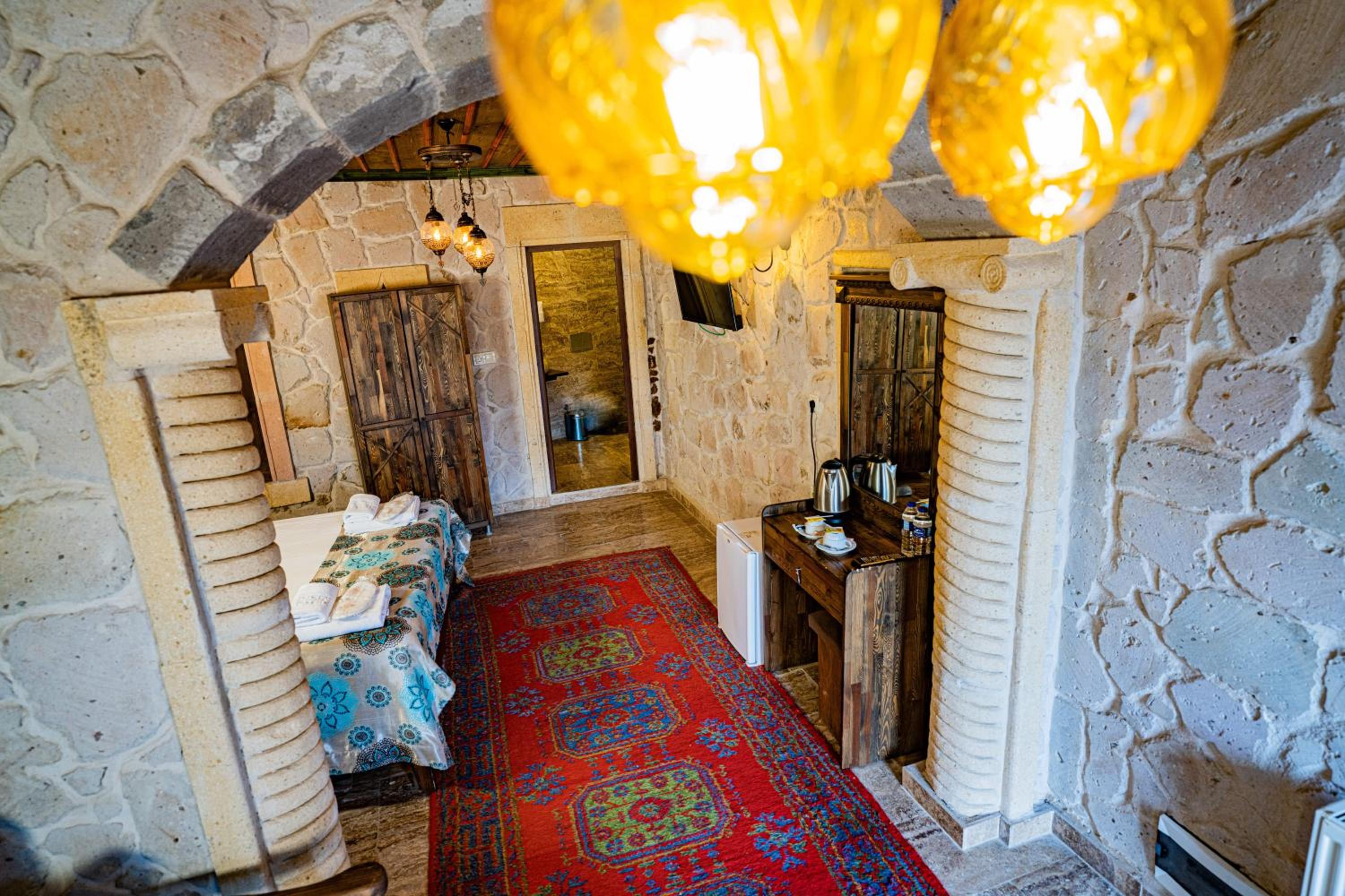Deluxe Suite with Spa Bath - Photo 4