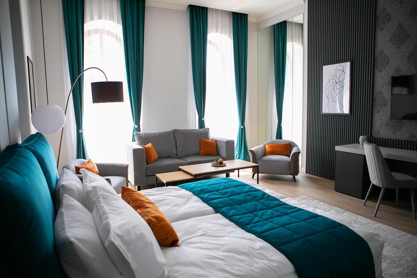 Deluxe King Suite