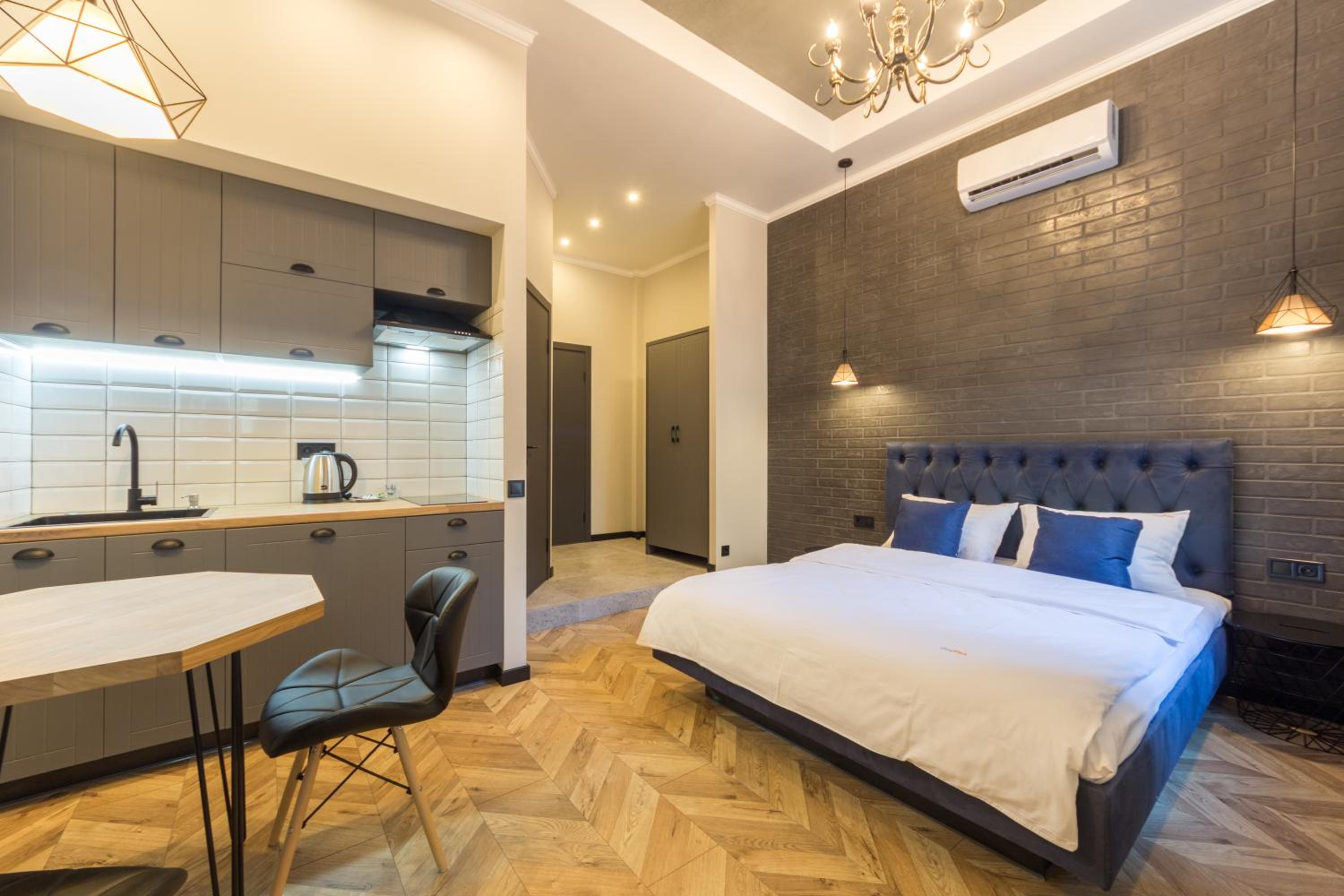 Loft Apartment with Balcony - Mykhailivska str. 24V