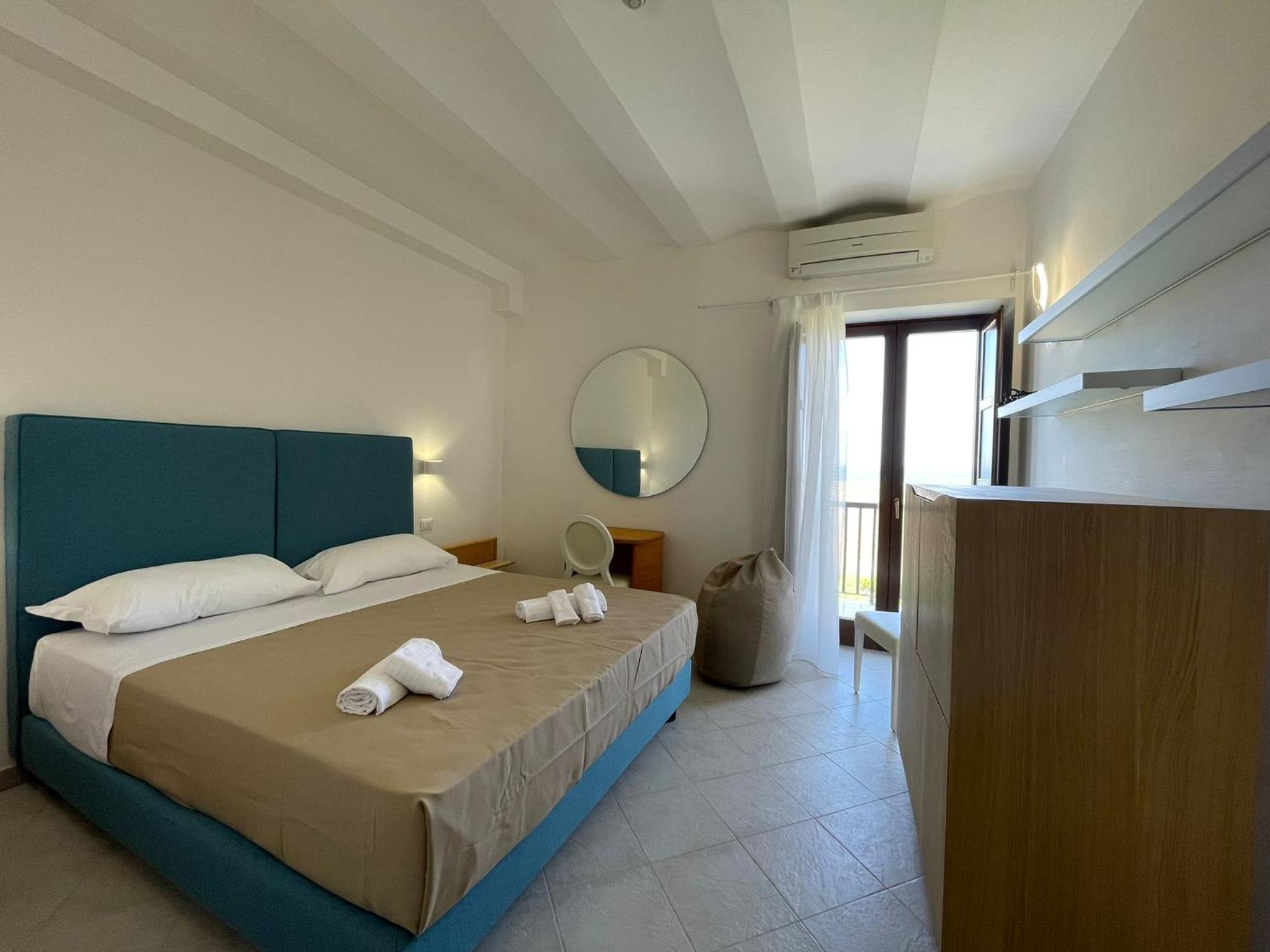 Double Room with Sea View - Photo 3