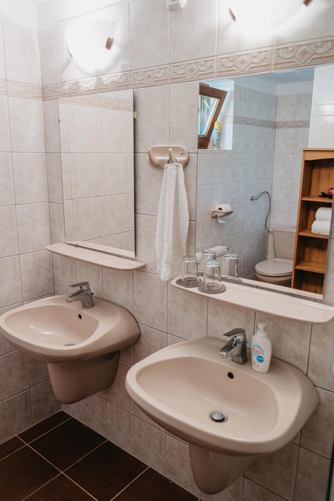 Double or Twin Room with Private External Bathroom - Photo 11