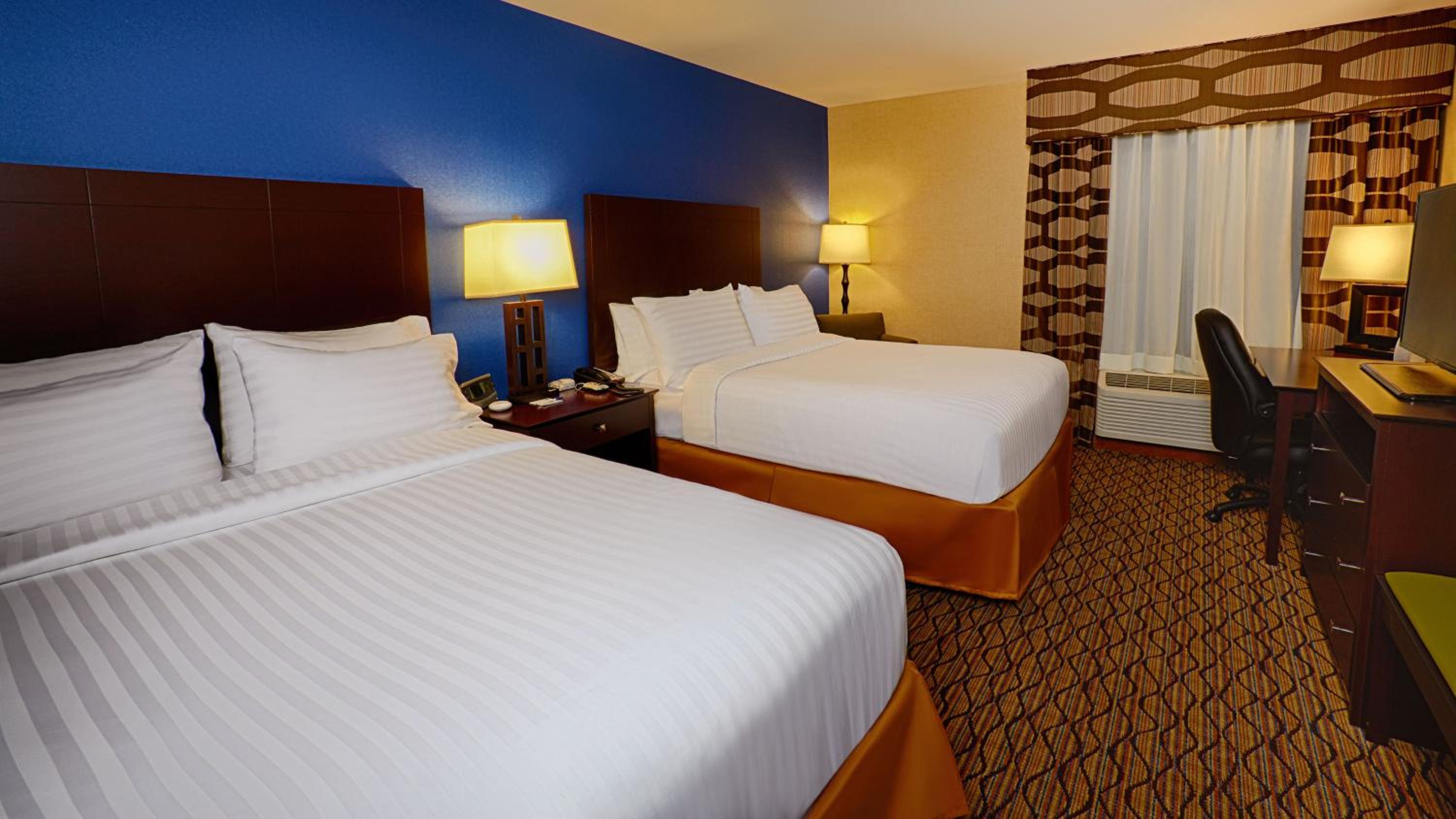 Standard Queen Room with Two Queen Beds photo 3