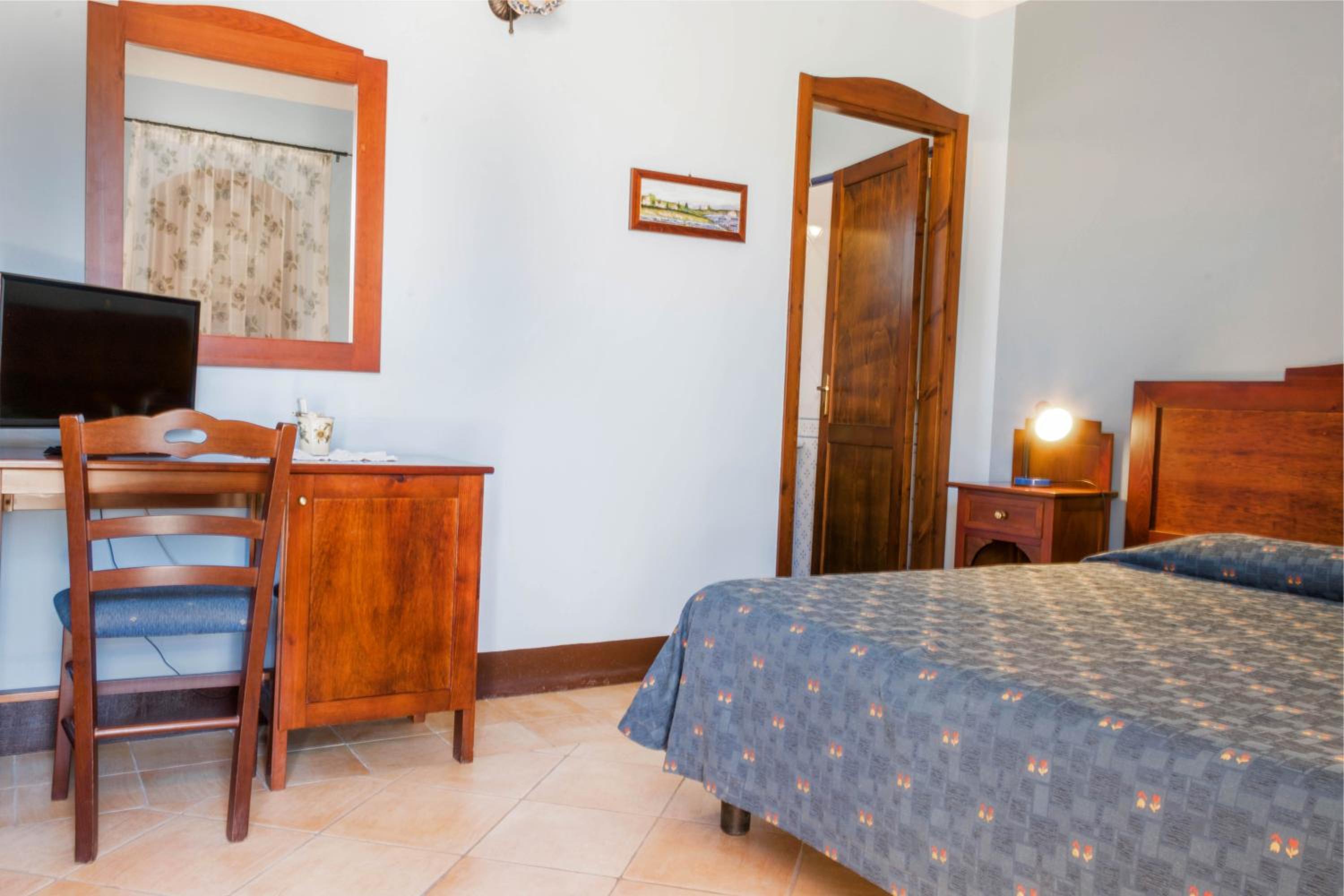 Standard Double Room - Photo 8