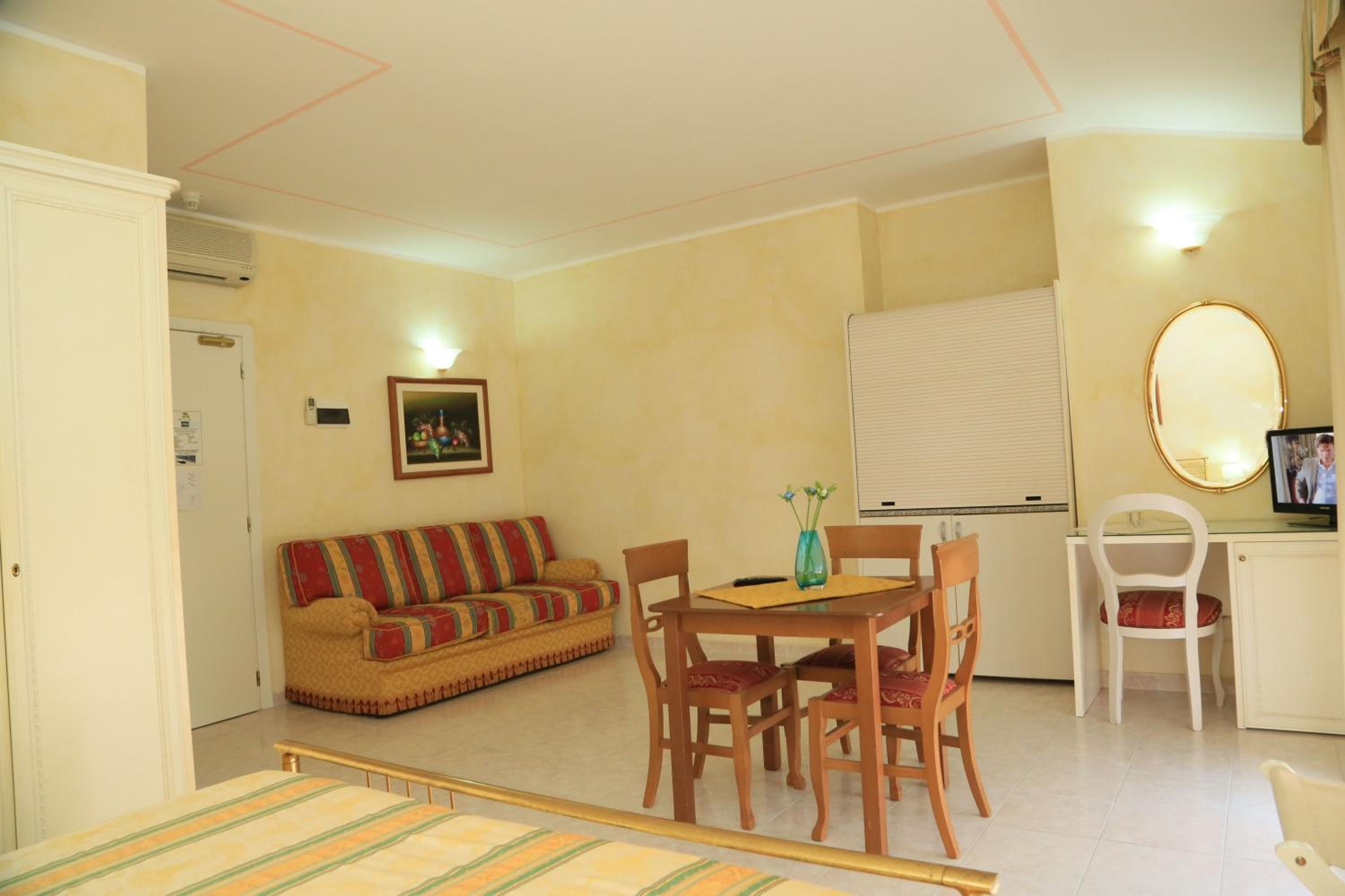 Quadruple Room - Photo 2