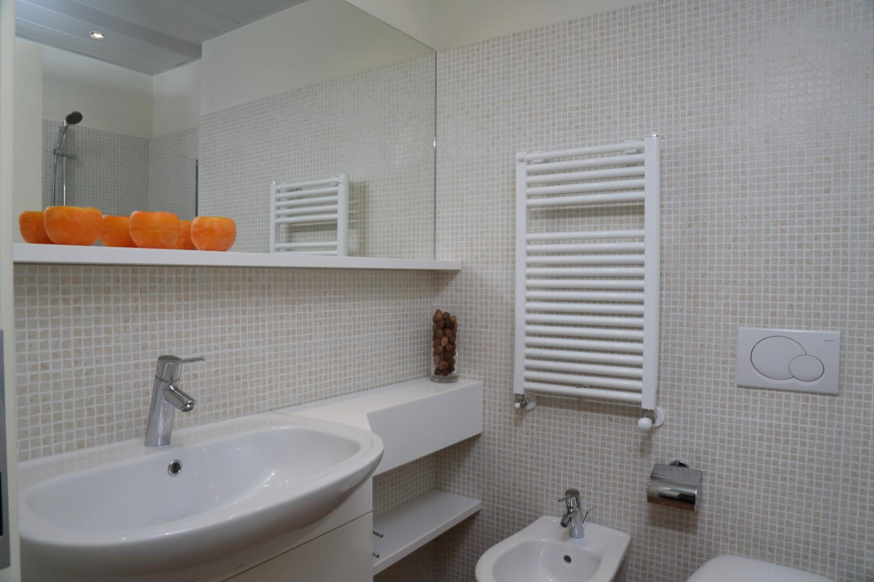 Two-Bedroom Apartment Top with Lake View - Photo 2